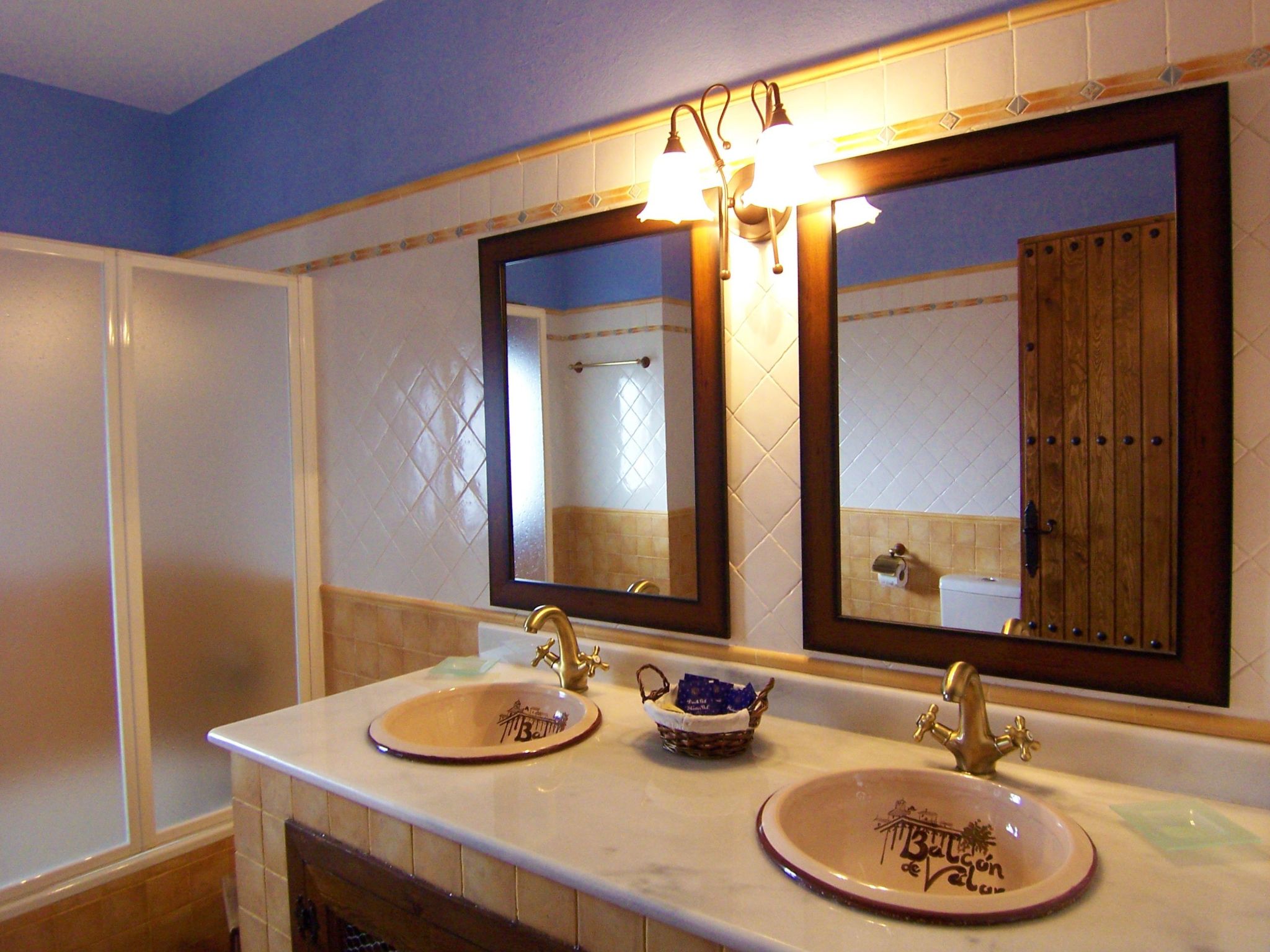 Gemütliches Haus in einer Anlage mit Garten und Schwimmbad.-Image-tags.info