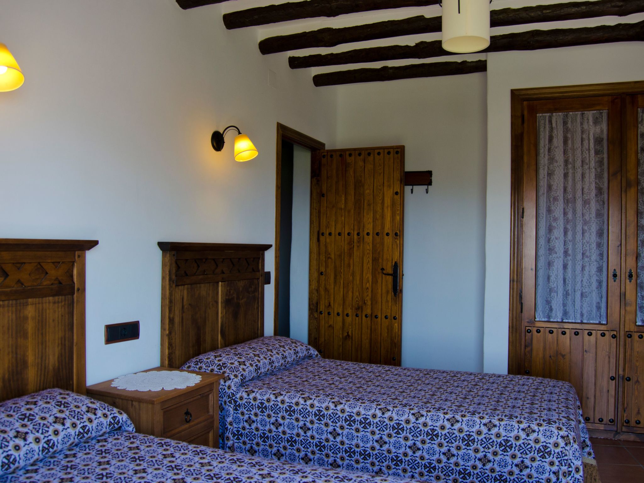 Gemütliches Haus in einer Anlage mit Garten und Schwimmbad.-Image-tags.info