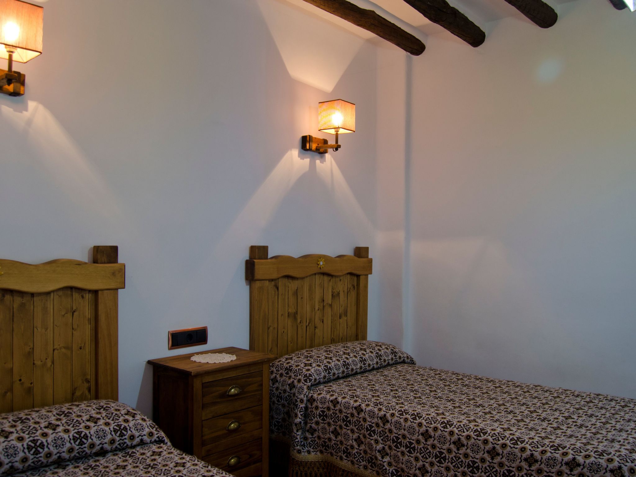 Gemütliches Haus in einer Anlage mit Garten und Schwimmbad.-Image-tags.info