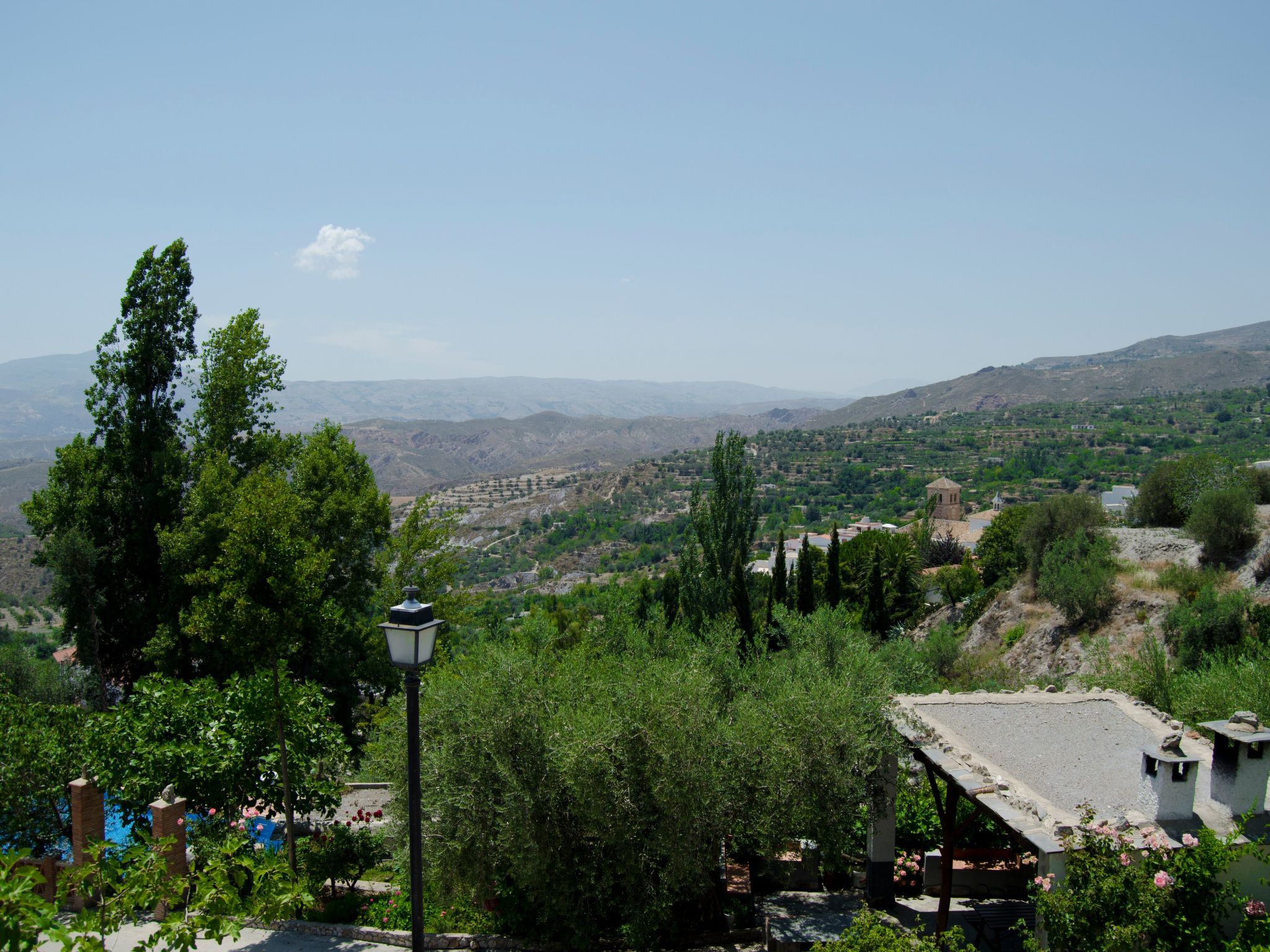 Gemütliches Haus in einer Anlage mit Garten und Schwimmbad.-Image-tags.info