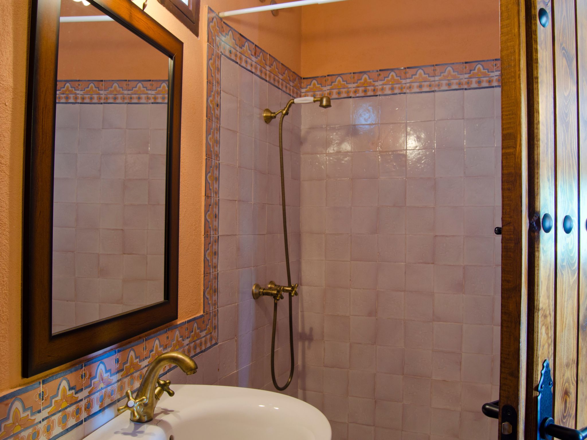 Gemütliches Haus in einer Anlage mit Garten und Schwimmbad.-Image-tags.info