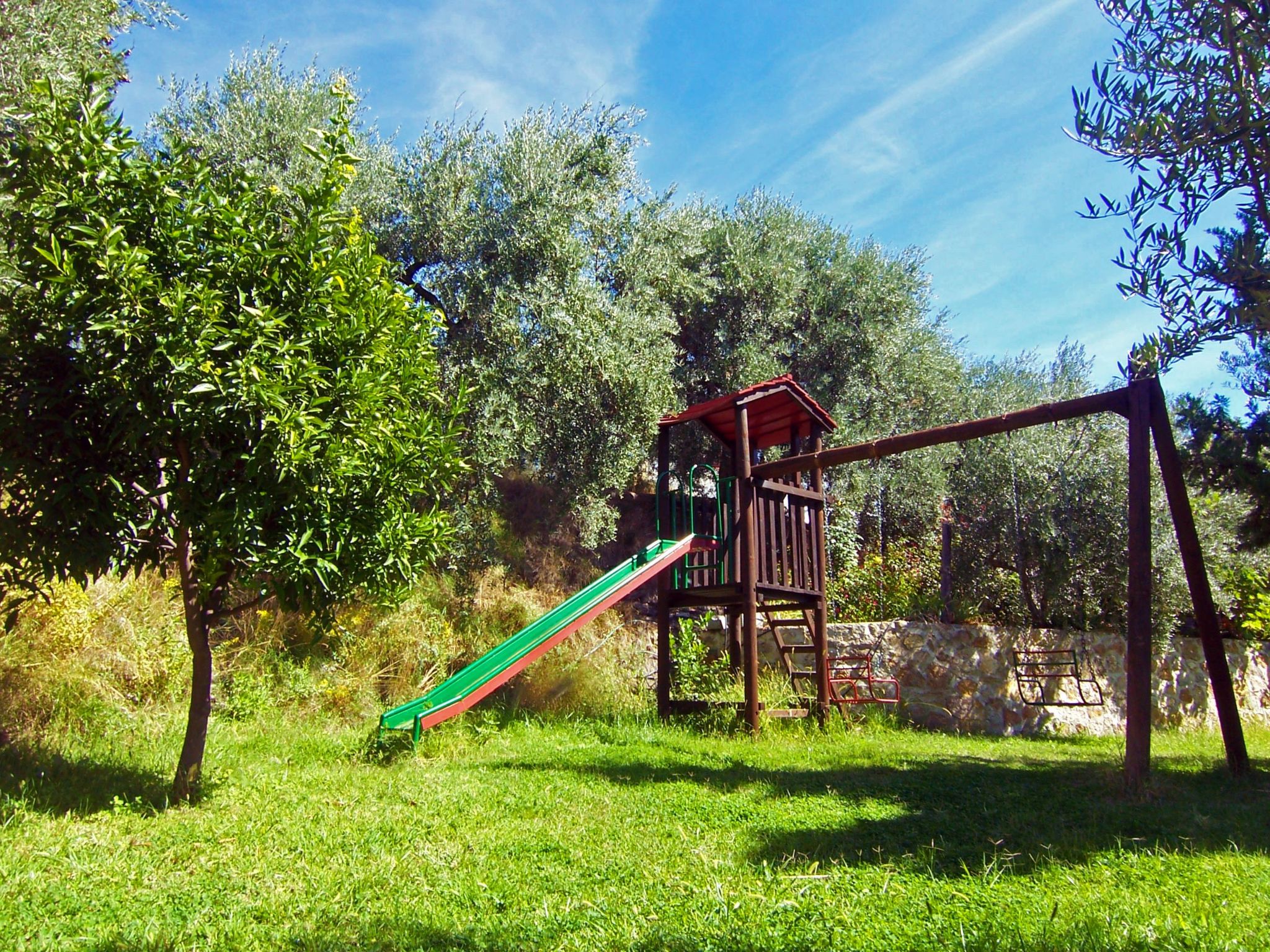 Gemütliches Haus in einer Anlage mit Garten und Schwimmbad.-Image-tags.info