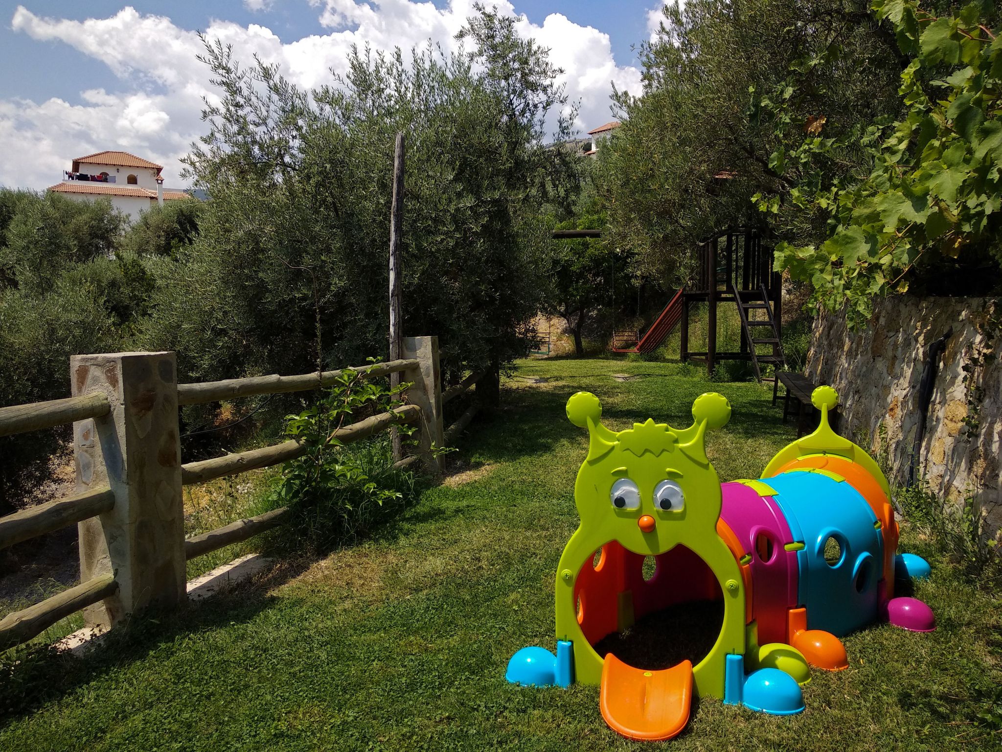 Gemütliches Haus in einer Anlage mit Garten und Schwimmbad.-Image-tags.info