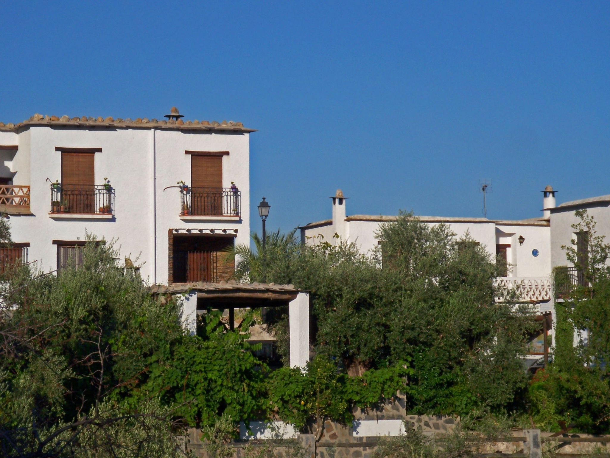 Gemütliches Haus in einer Anlage mit Garten und Schwimmbad.-Image-tags.info