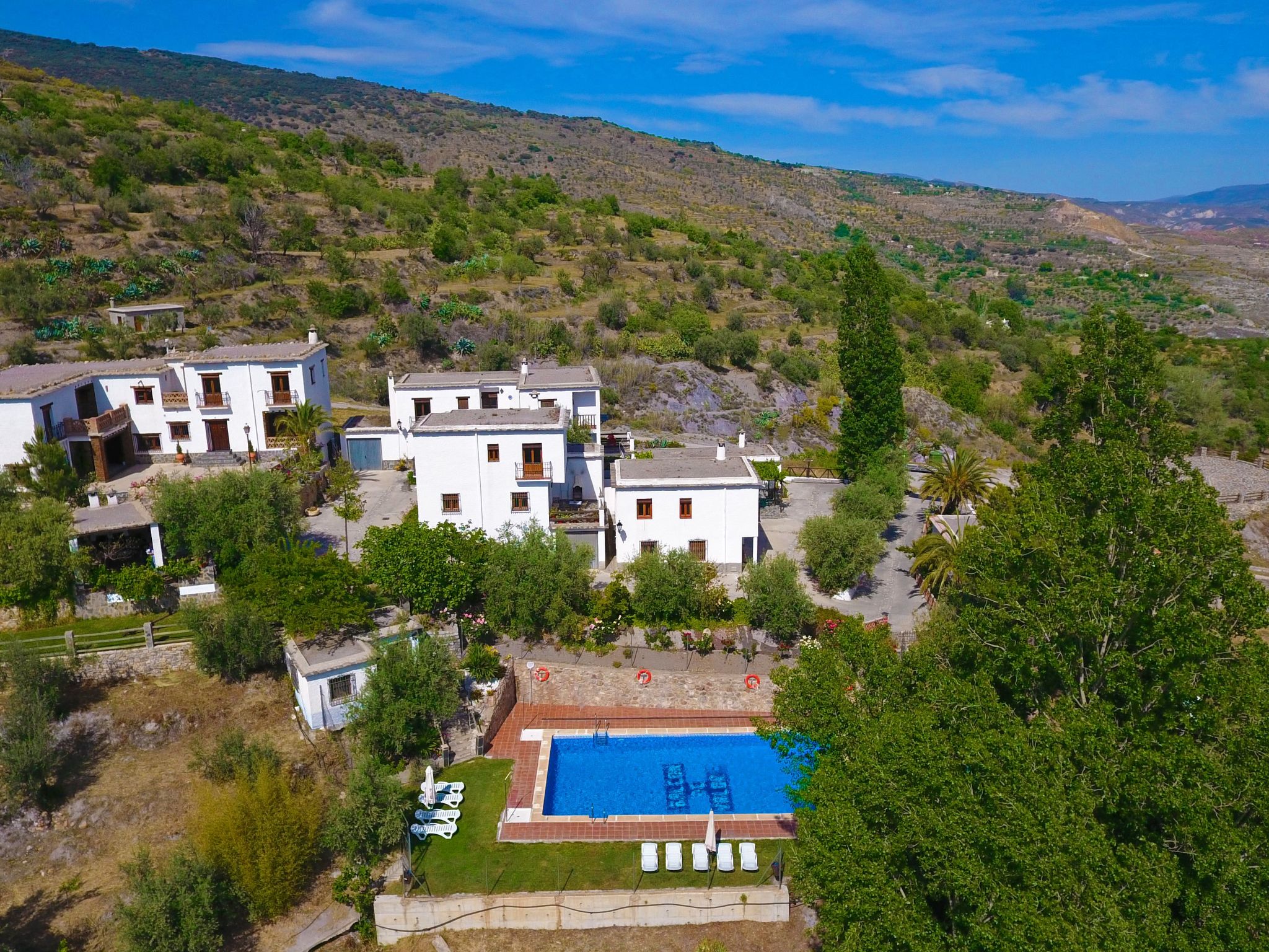 Gemütliches Haus in einer Anlage mit Garten und Schwimmbad.-Image-tags.info