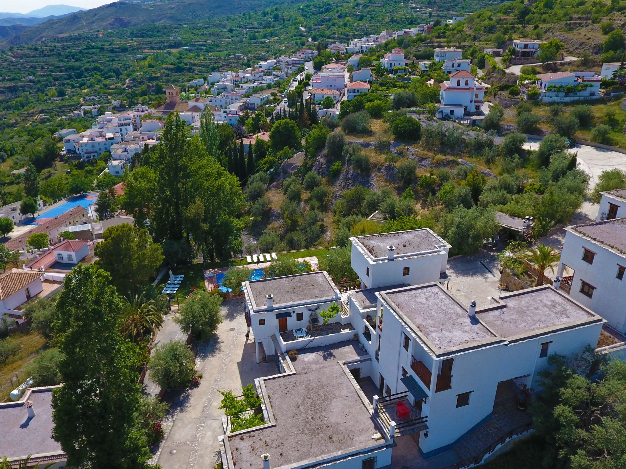 Gemütliches Haus in einer Anlage mit Garten und Schwimmbad.-Image-tags.info