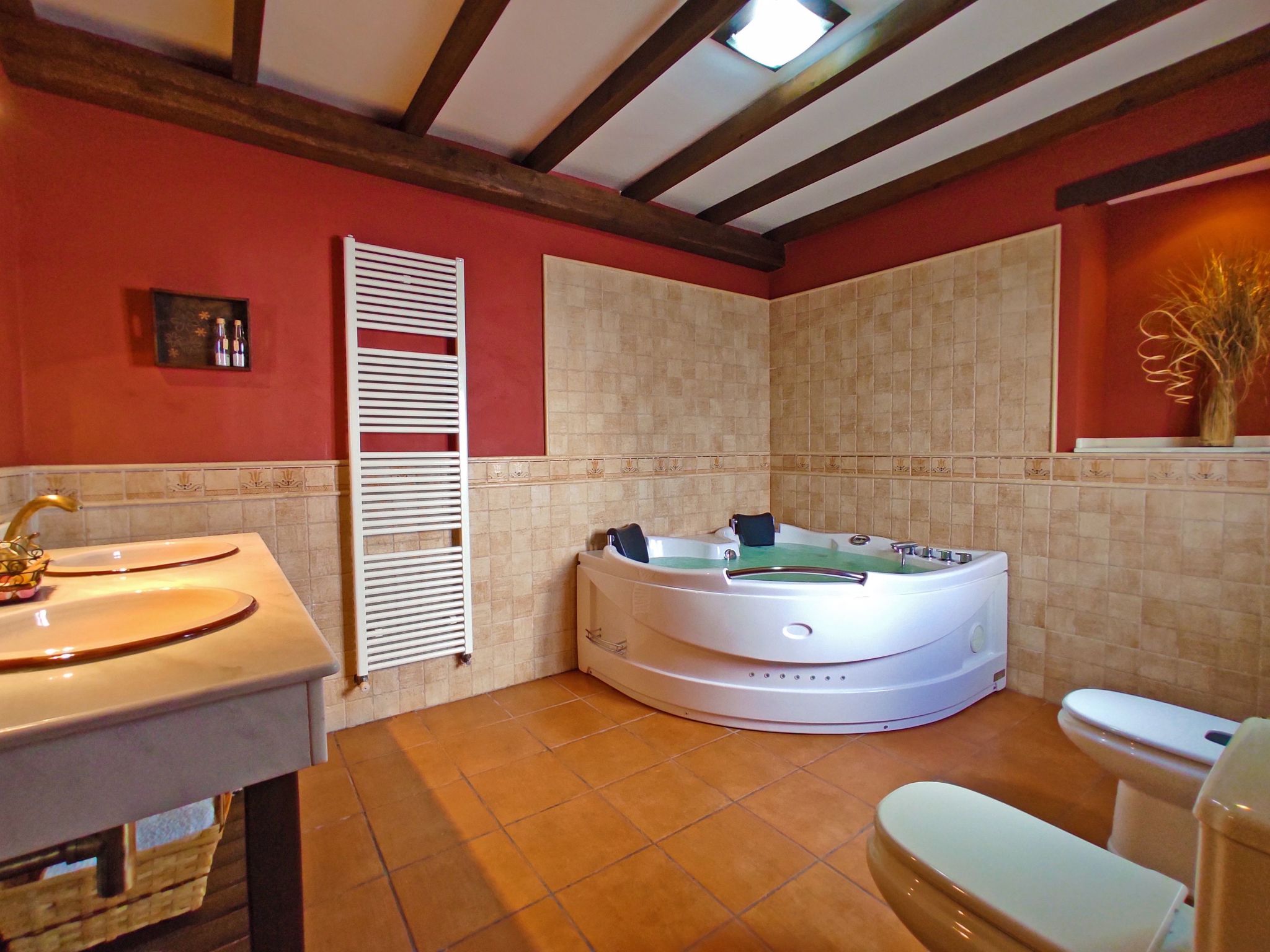 Ländliches Haus mit Jacuzzi-Image-tags.info