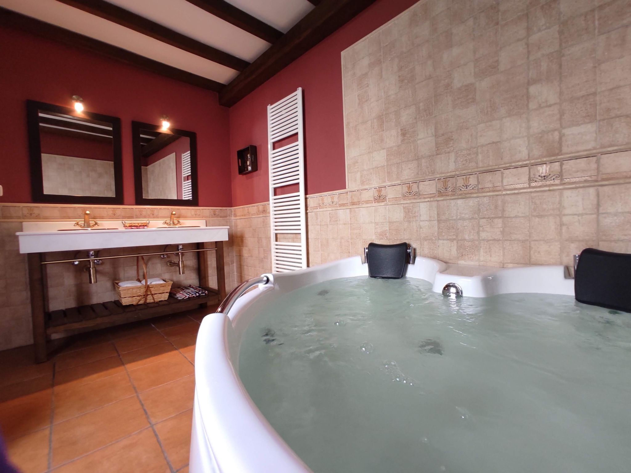 Ländliches Haus mit Jacuzzi-Image-tags.info