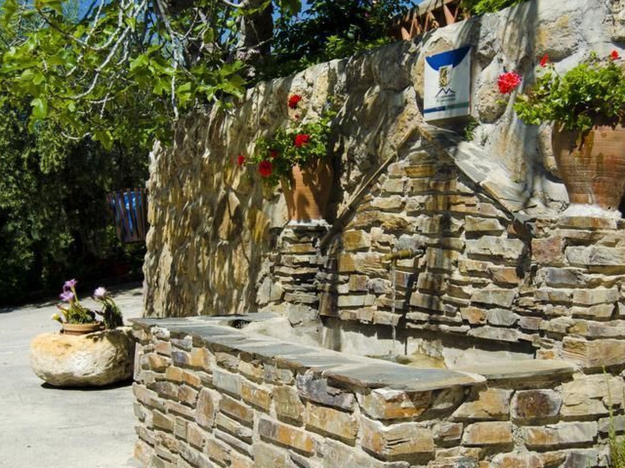 Ländliches Haus mit Jacuzzi-Image-tags.info