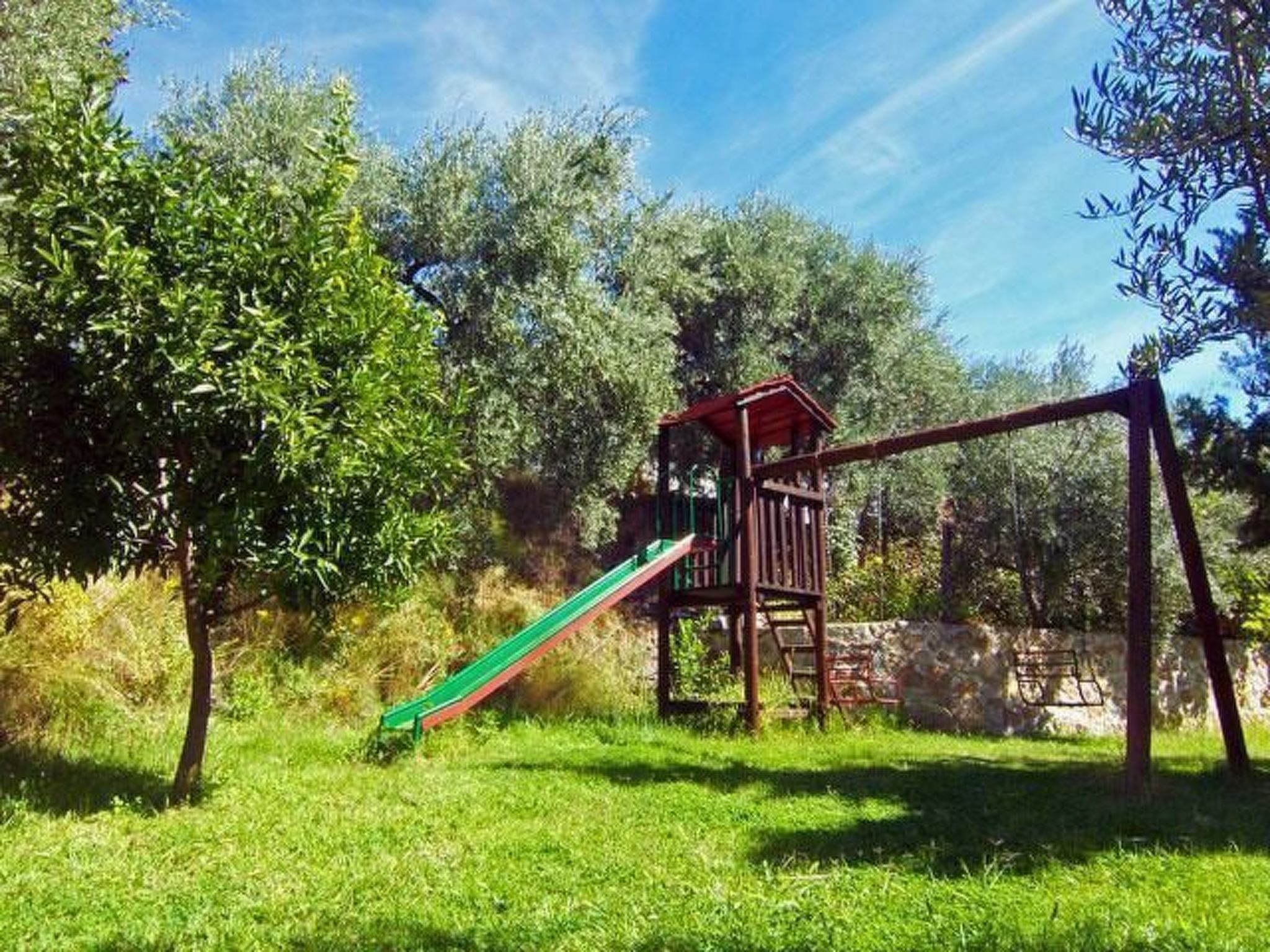 Ländliches Haus mit Jacuzzi-Image-tags.info