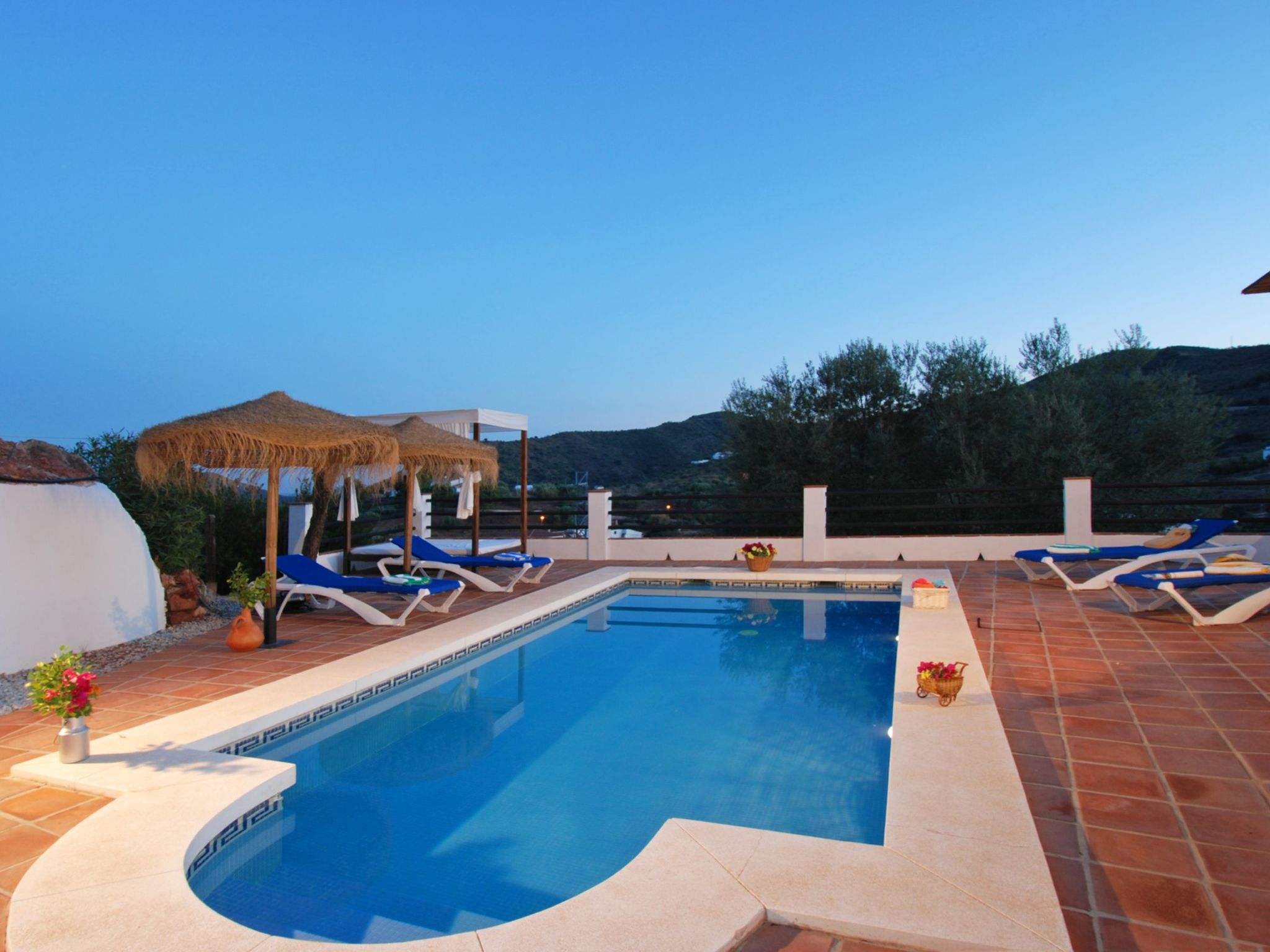 Torcal 1 Comares, Beheiztes Schwimmbad, Wechselstrom, 8 Pers-Image-tags.info