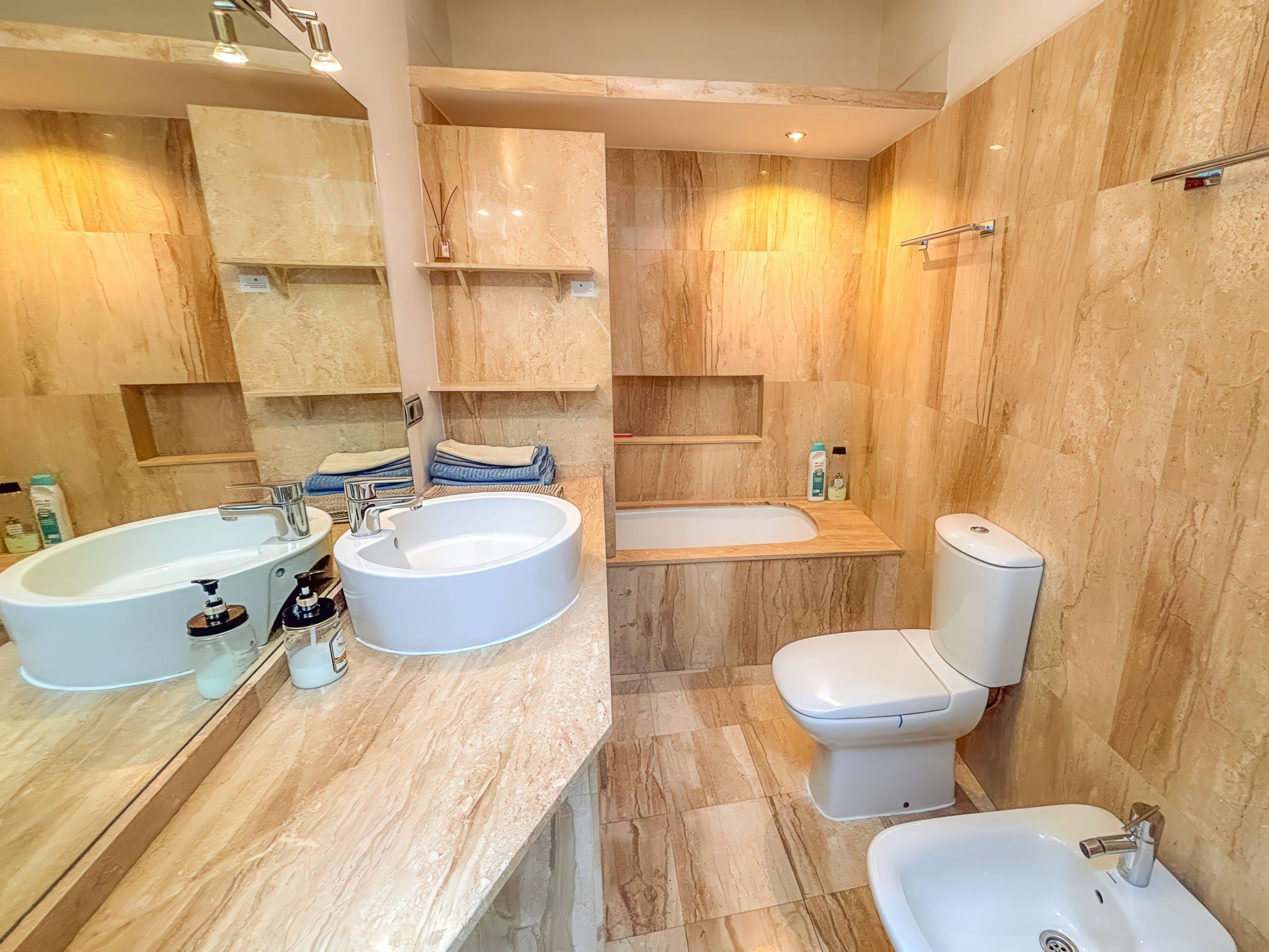 Helle Dach-Maisonette mit riesiger Terrasse-Inside