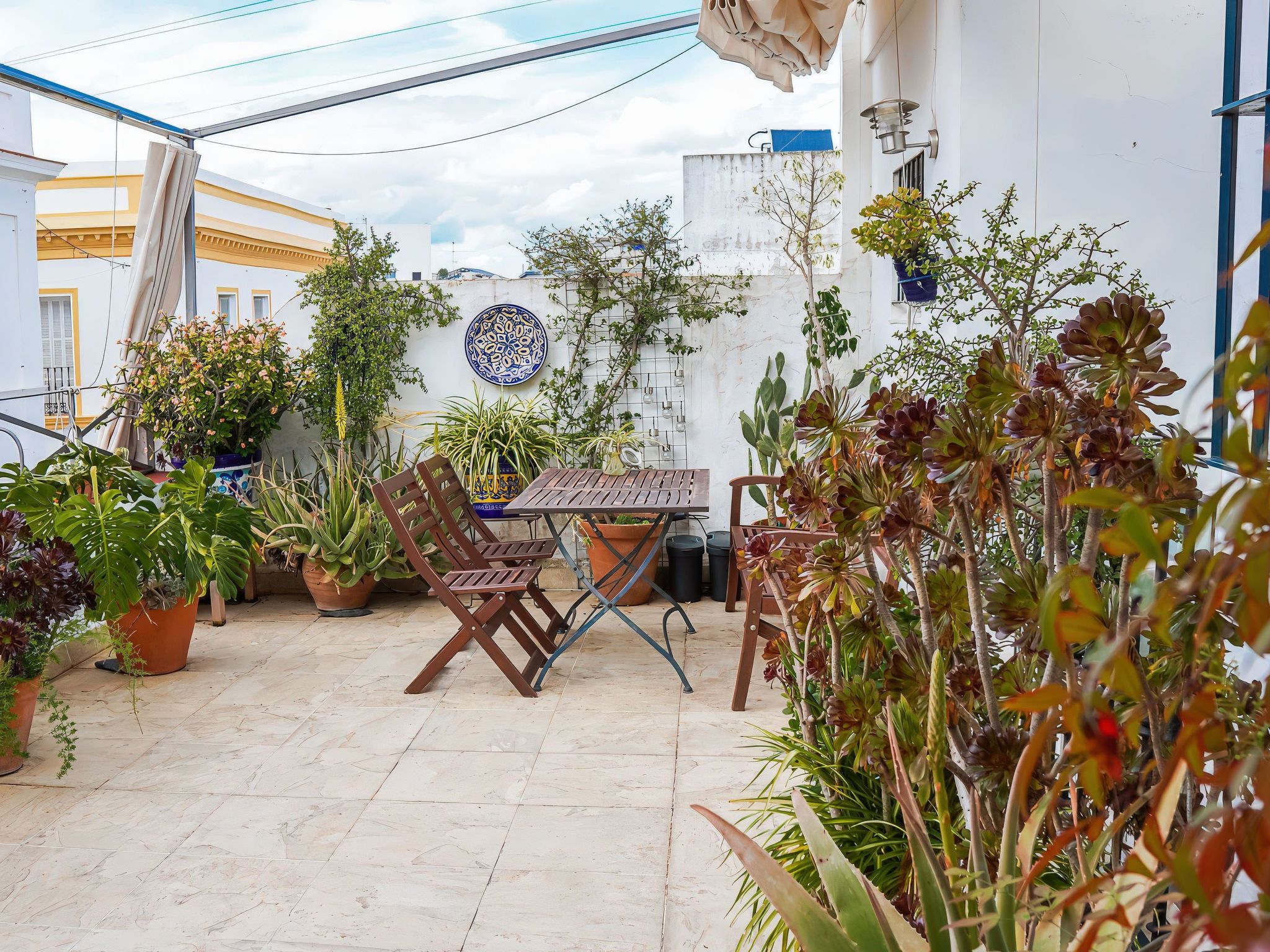 Helle Dach-Maisonette mit riesiger Terrasse-Outside