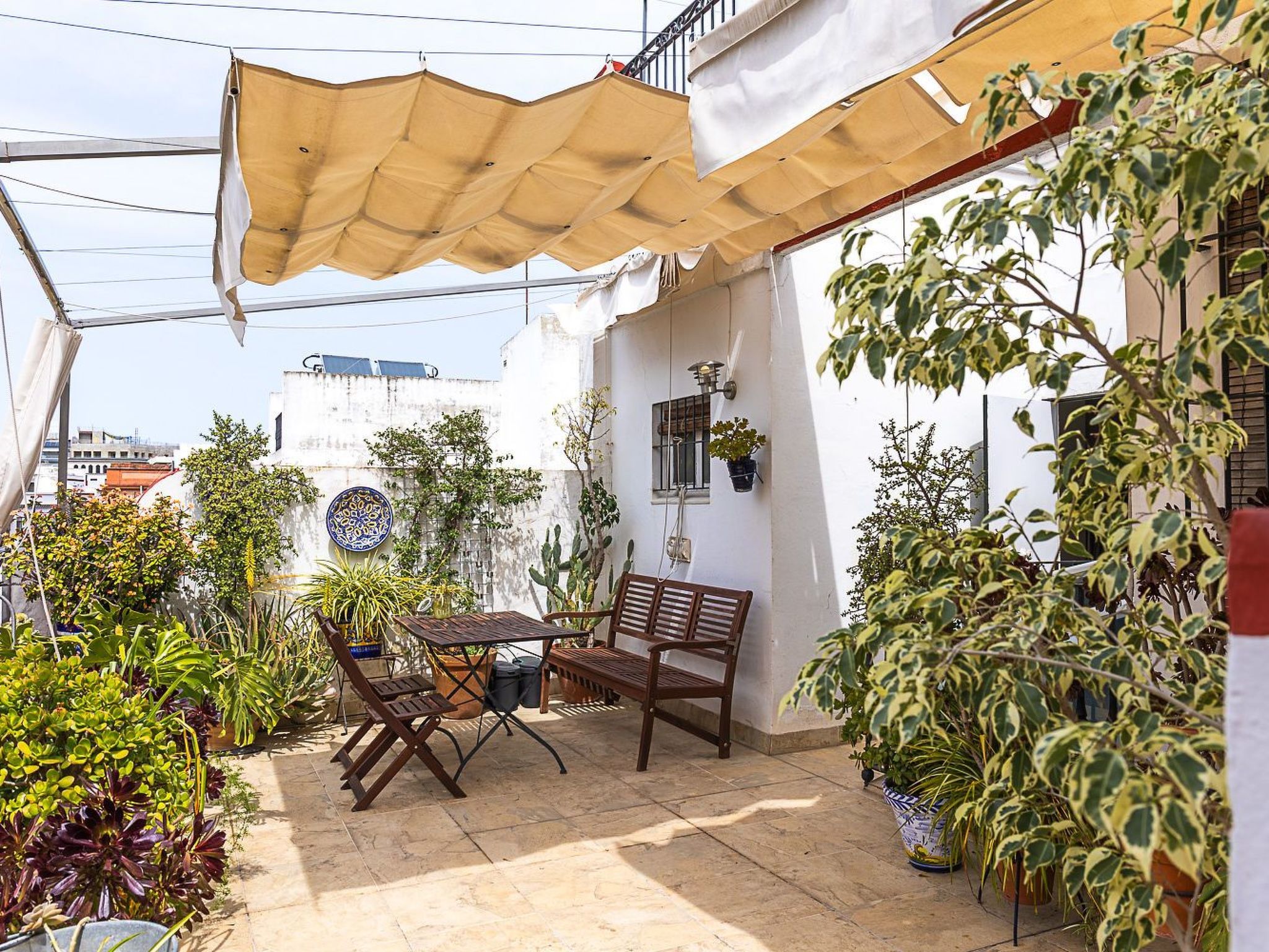 Helle Dach-Maisonette mit riesiger Terrasse-Outside