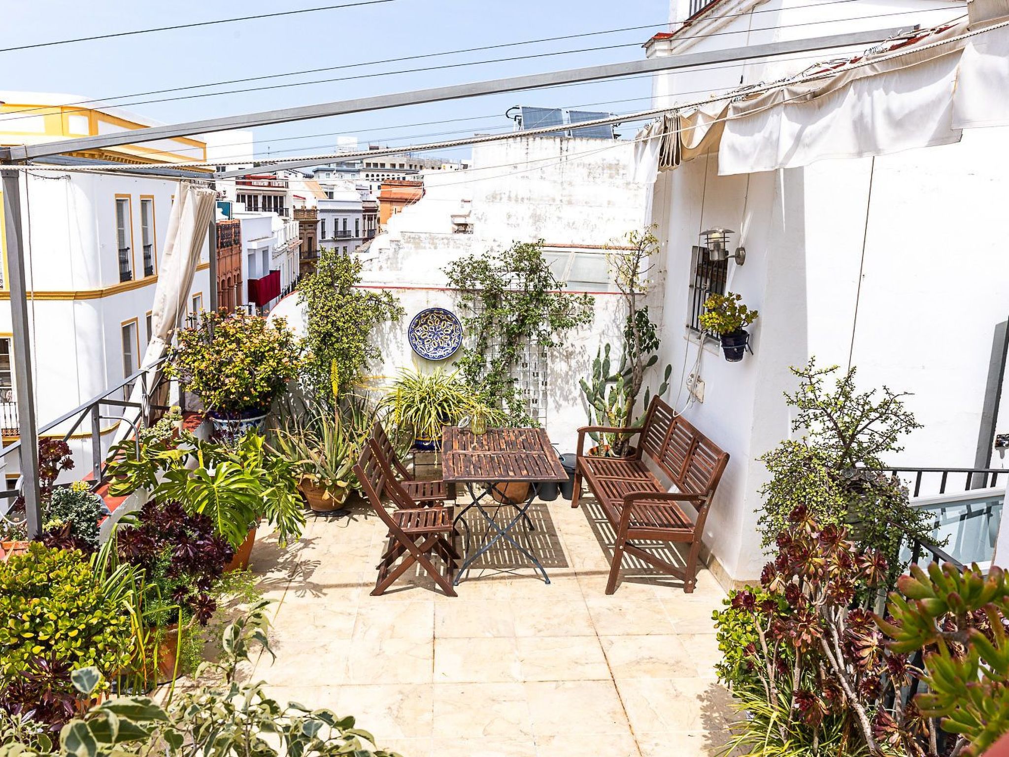 Helle Dach-Maisonette mit riesiger Terrasse-Outside