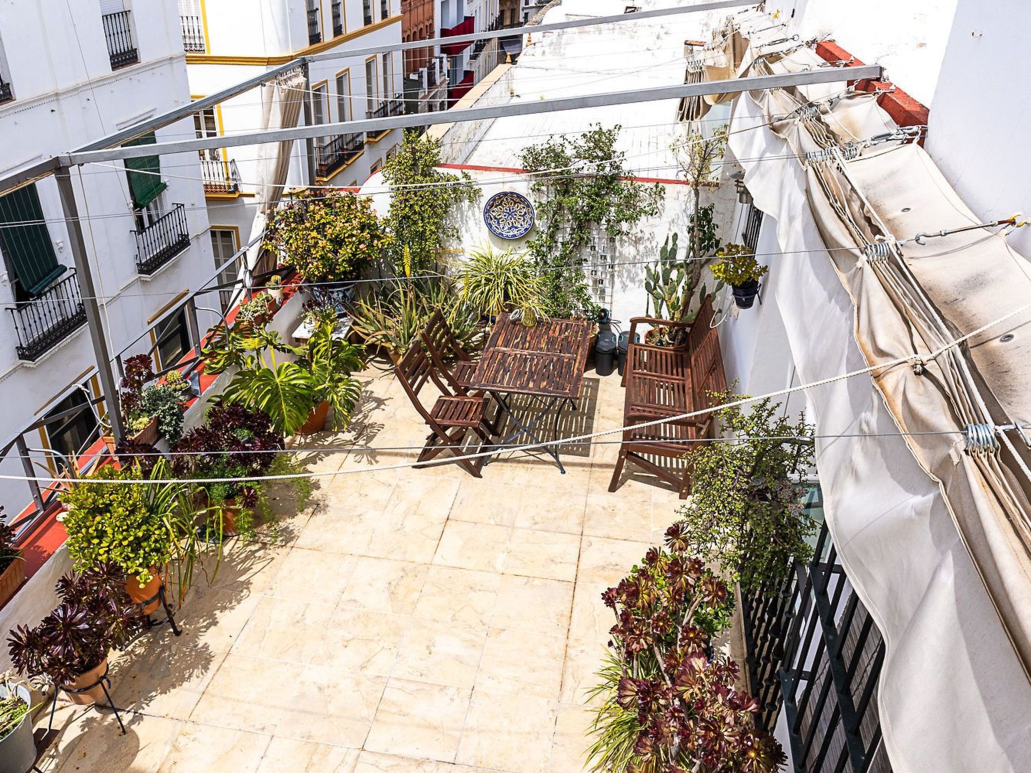 Helle Dach-Maisonette mit riesiger Terrasse-Outside