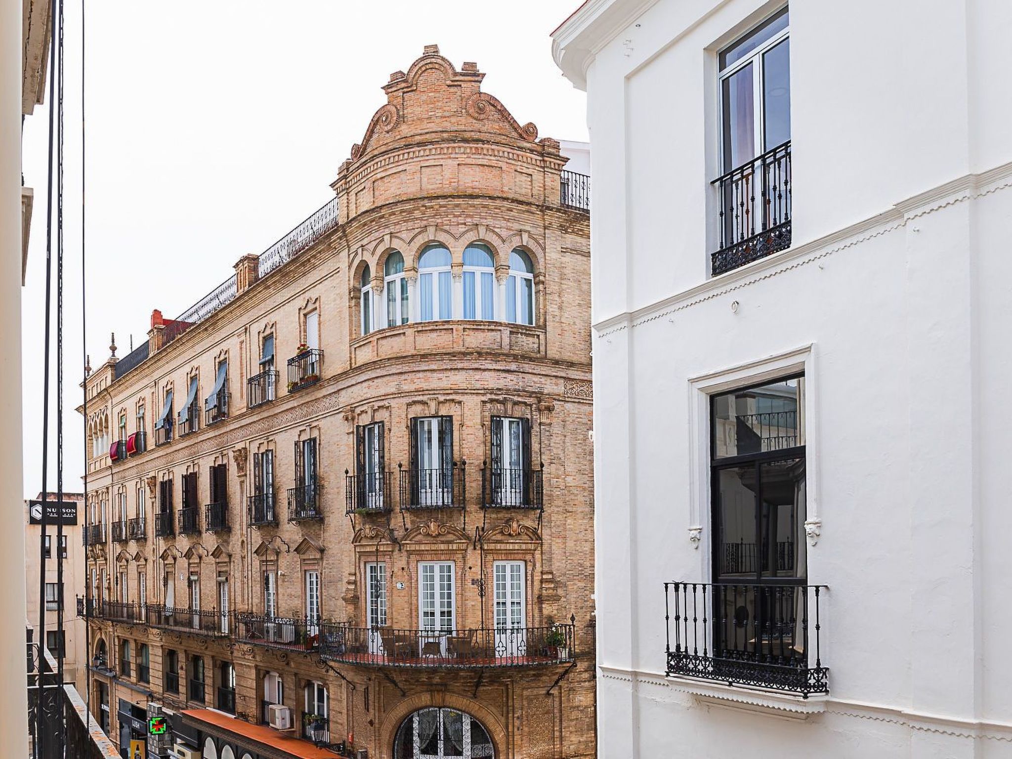 Helle Dach-Maisonette mit riesiger Terrasse-Outside
