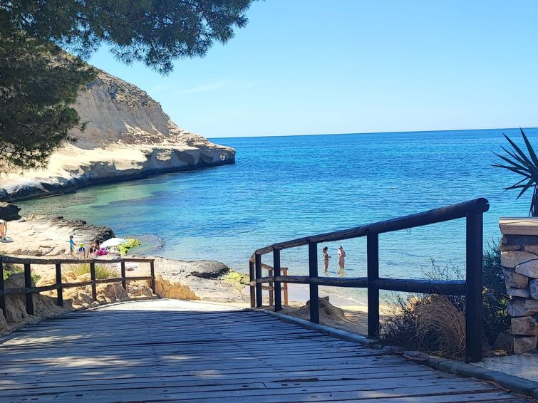 La Invincible Terreros in der 1. Reihe des Strandes