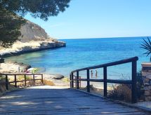 La Invincible Terreros in der 1. Reihe des Strandes