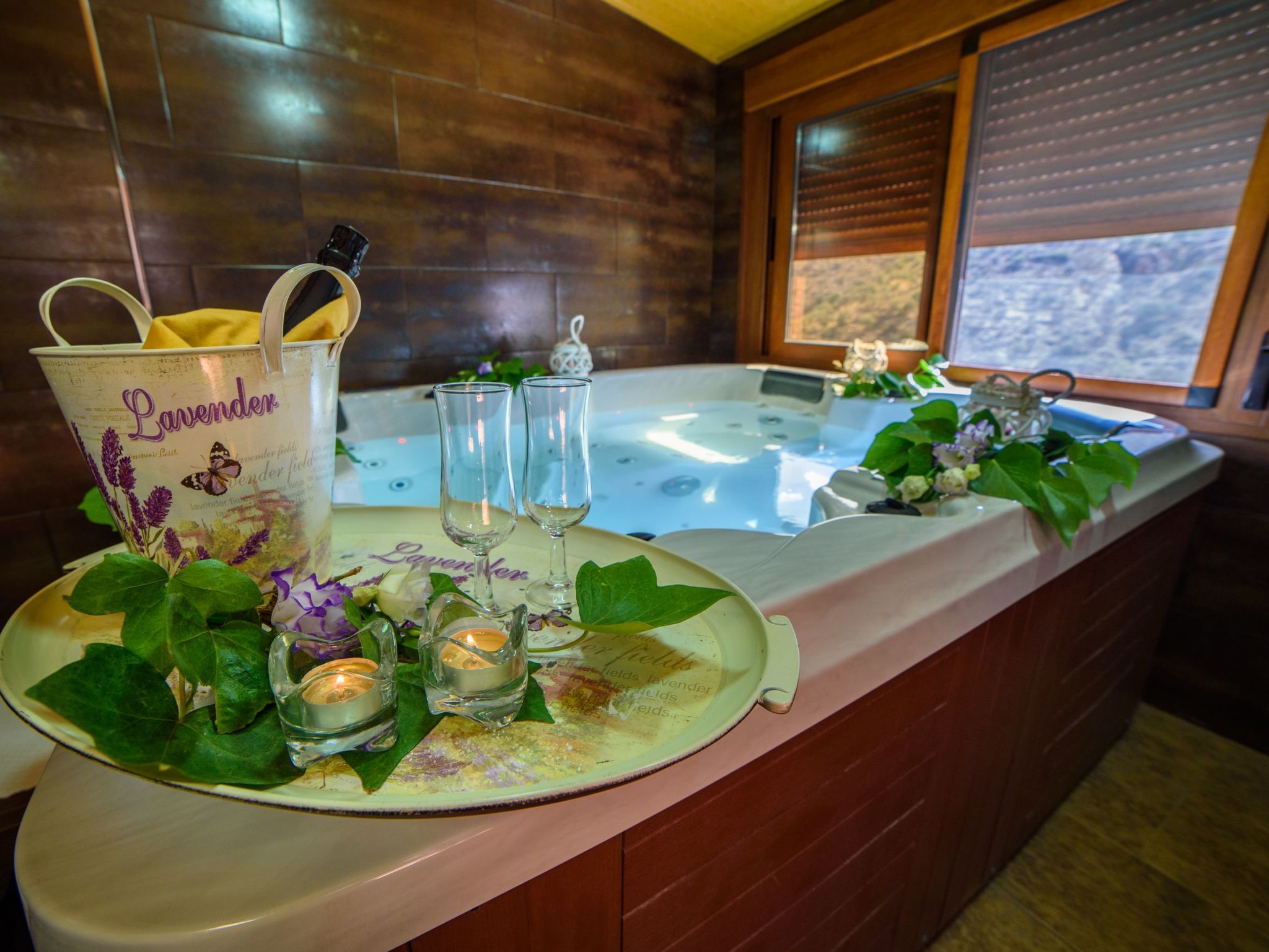 Das Upside Down House mit Whirlpool-Badewanne