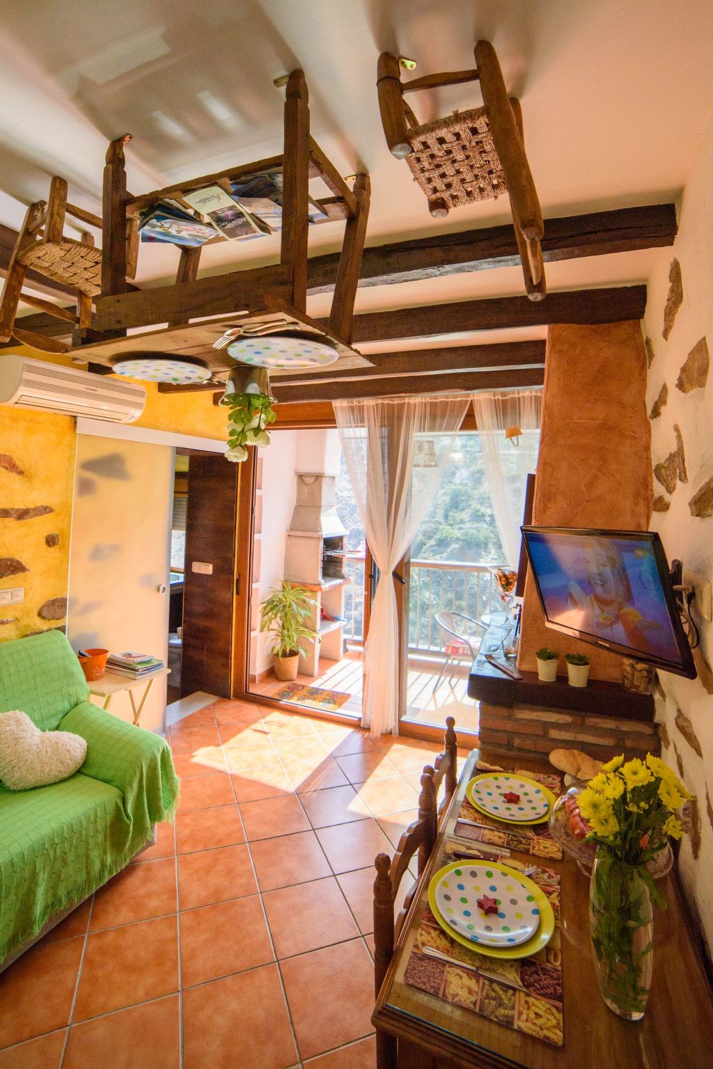 Das Upside Down House mit Whirlpool-Badewanne-Image-tags.info