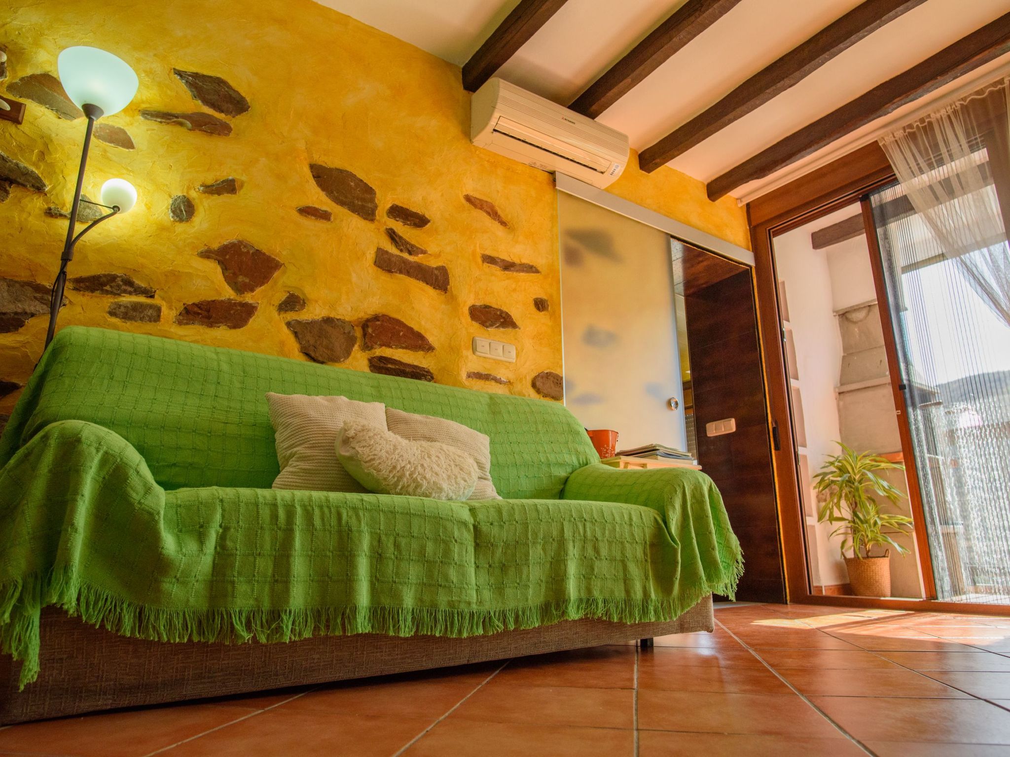 Das Upside Down House mit Whirlpool-Badewanne-Image-tags.info