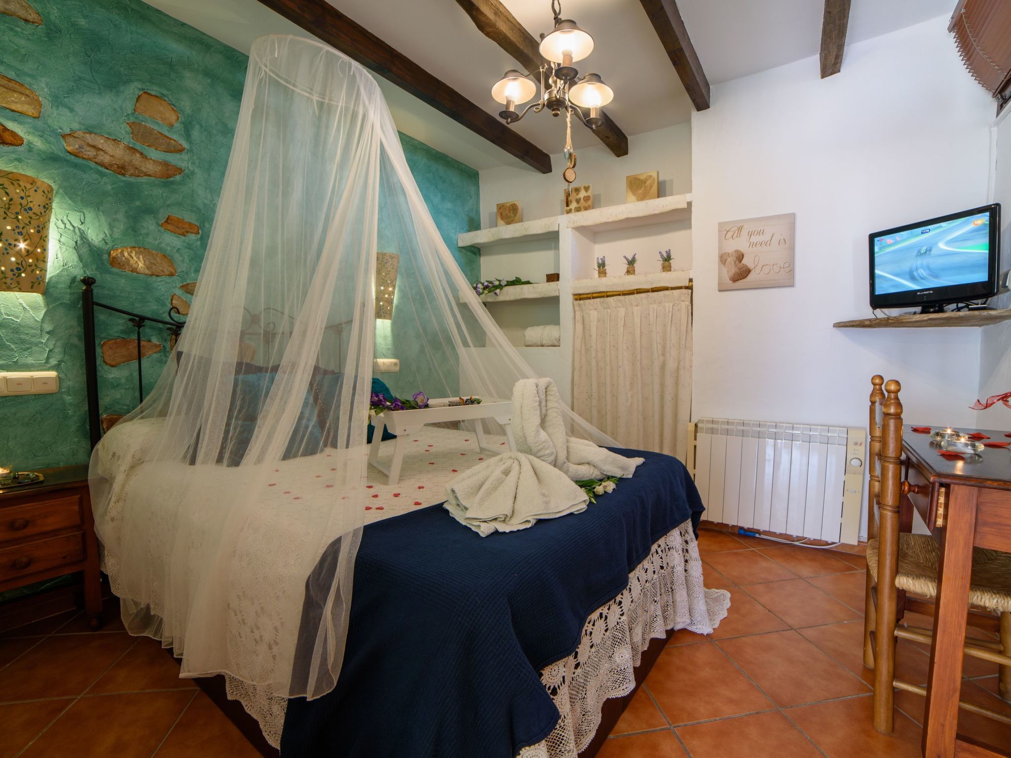 Das Upside Down House mit Whirlpool-Badewanne-Image-tags.info