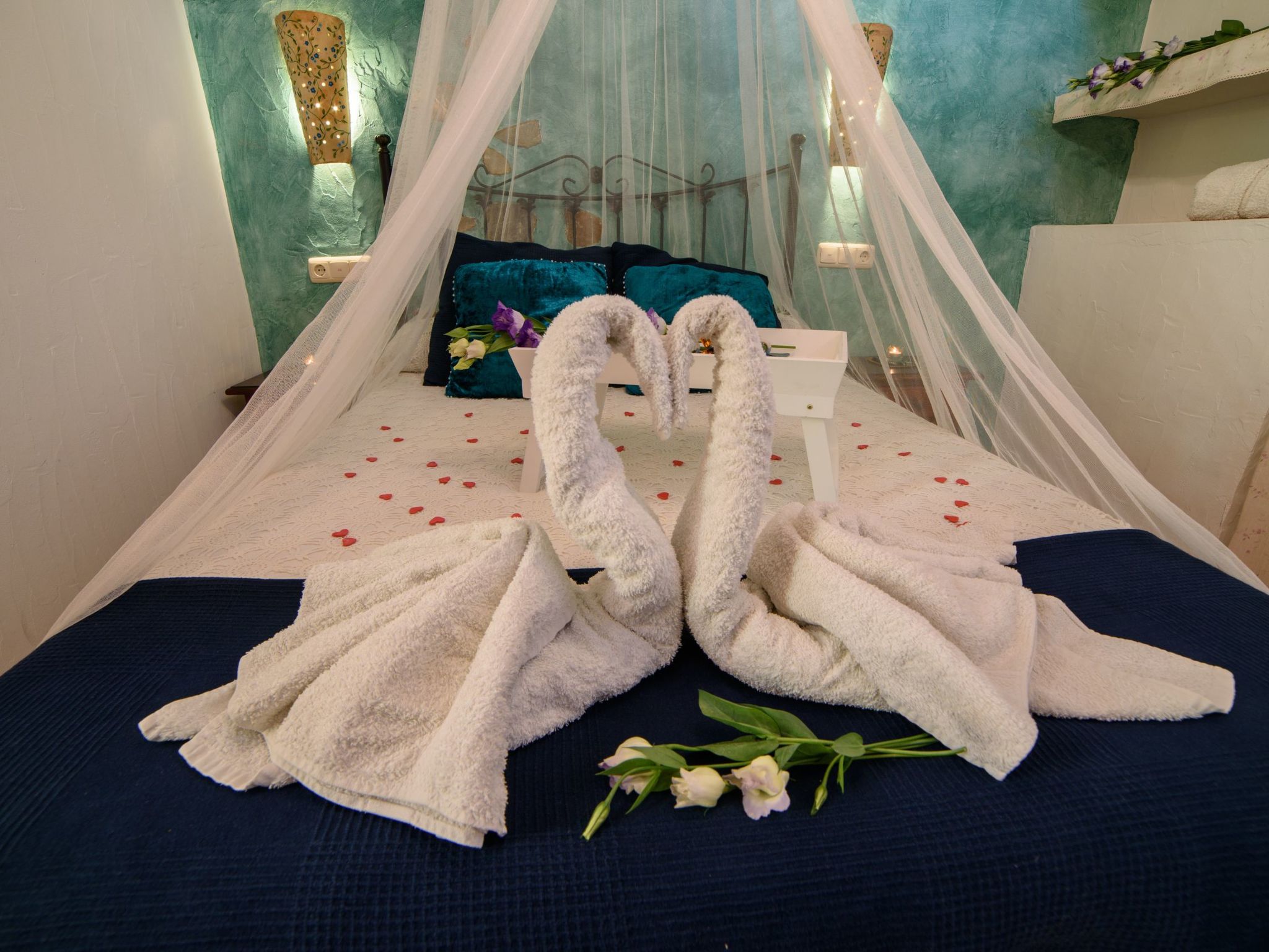 Das Upside Down House mit Whirlpool-Badewanne-Image-tags.info