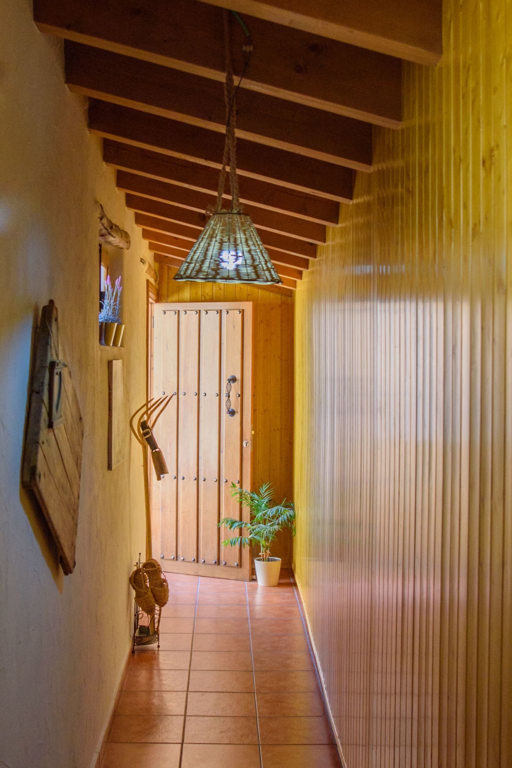 Das Upside Down House mit Whirlpool-Badewanne-Image-tags.info