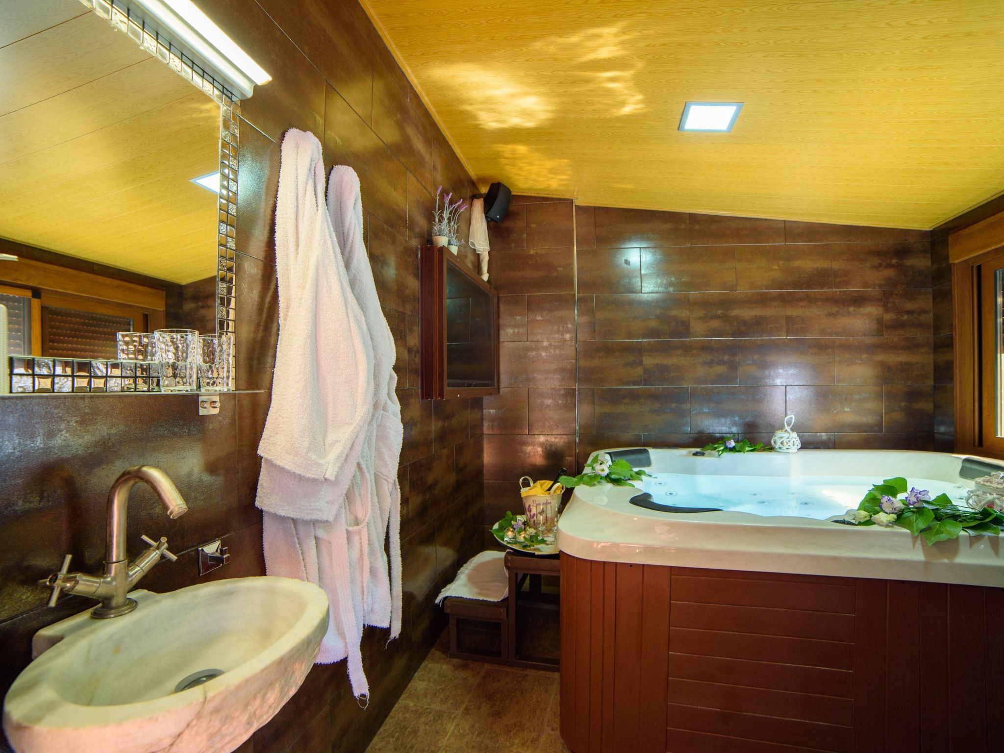 Das Upside Down House mit Whirlpool-Badewanne-Image-tags.info