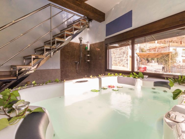 Sfeervol vakantiehuis met open haard in centrum van Laroya in Laroya