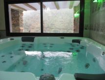 Haus mit integrierter Felswand und Jacuzzi