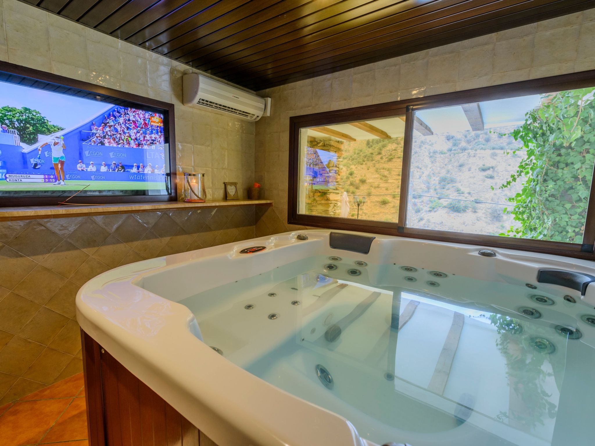 Haus mit integrierter Felswand und Jacuzzi