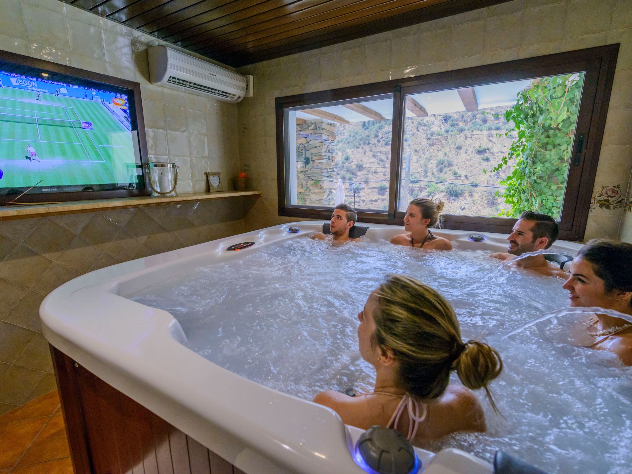 Haus mit integrierter Felswand und Jacuzzi