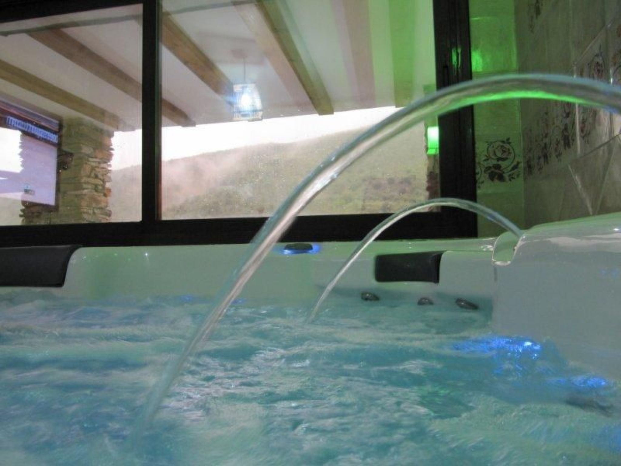 Haus mit integrierter Felswand und Jacuzzi