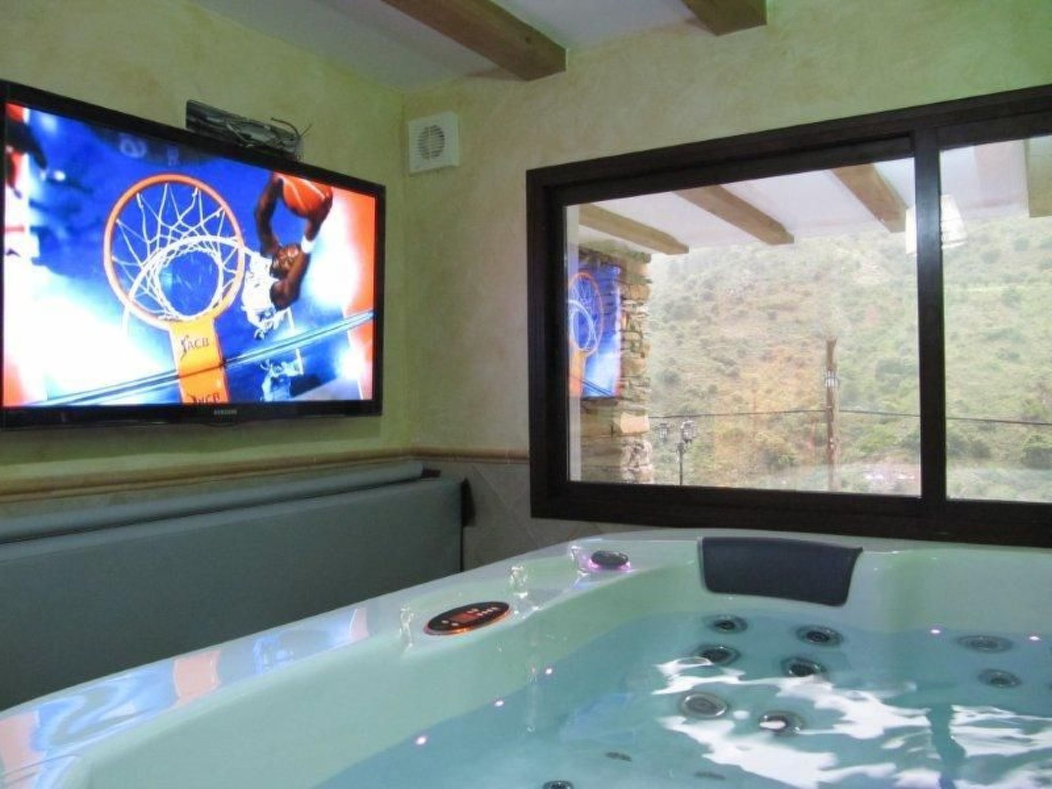 Haus mit integrierter Felswand und Jacuzzi-Image-tags.info