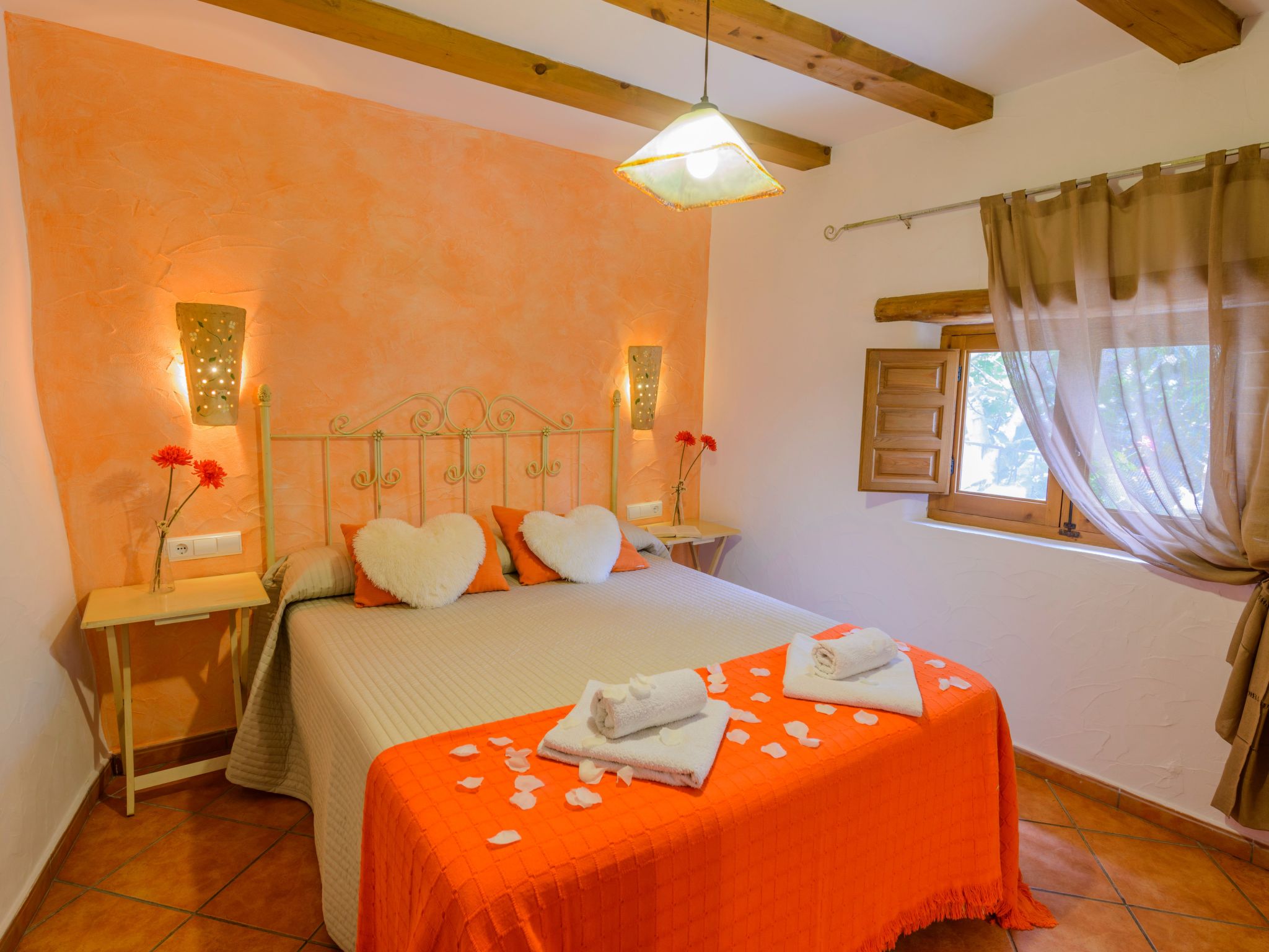 Haus mit integrierter Felswand und Jacuzzi-Image-tags.info