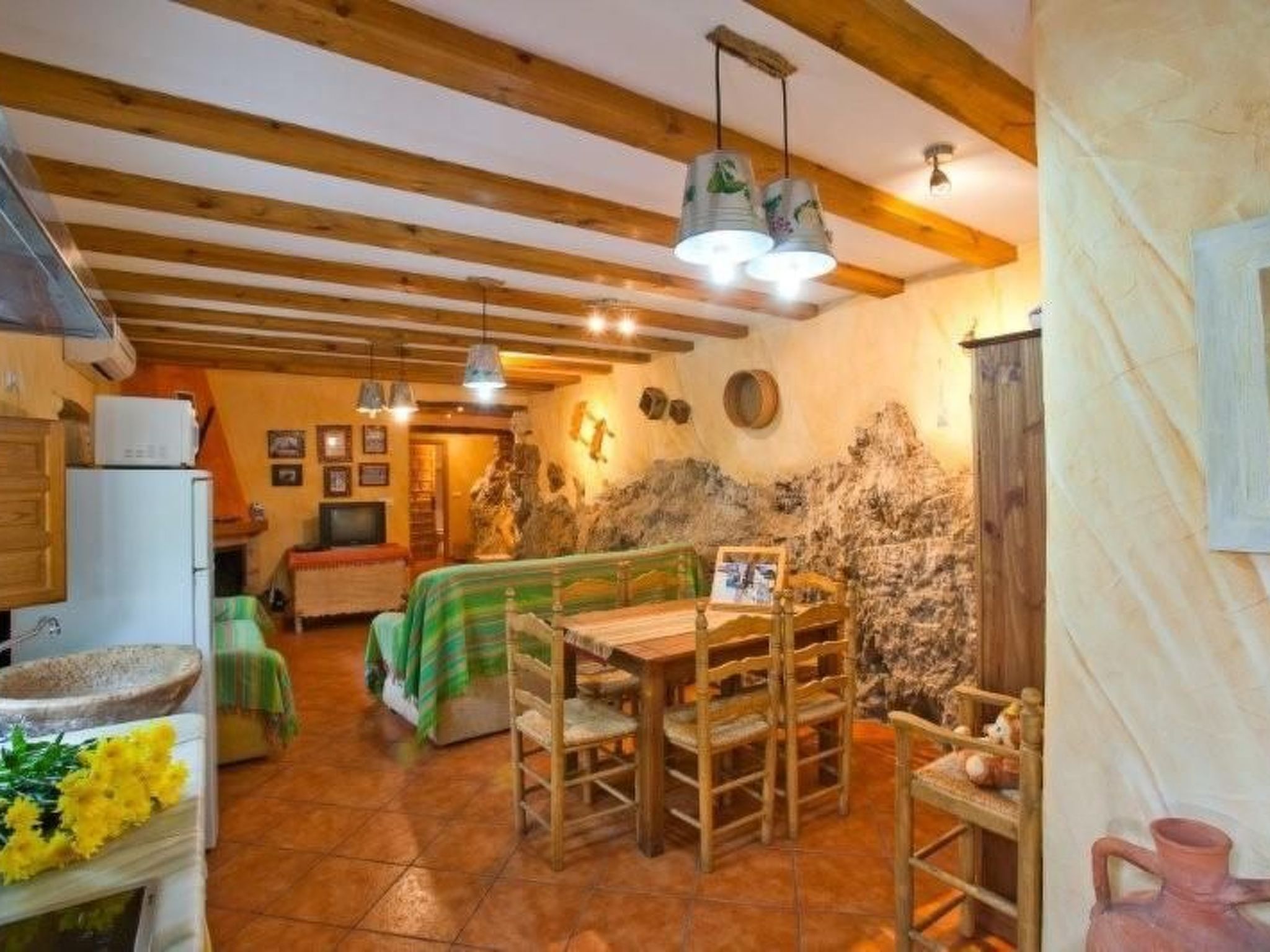 Haus mit integrierter Felswand und Jacuzzi-Image-tags.info