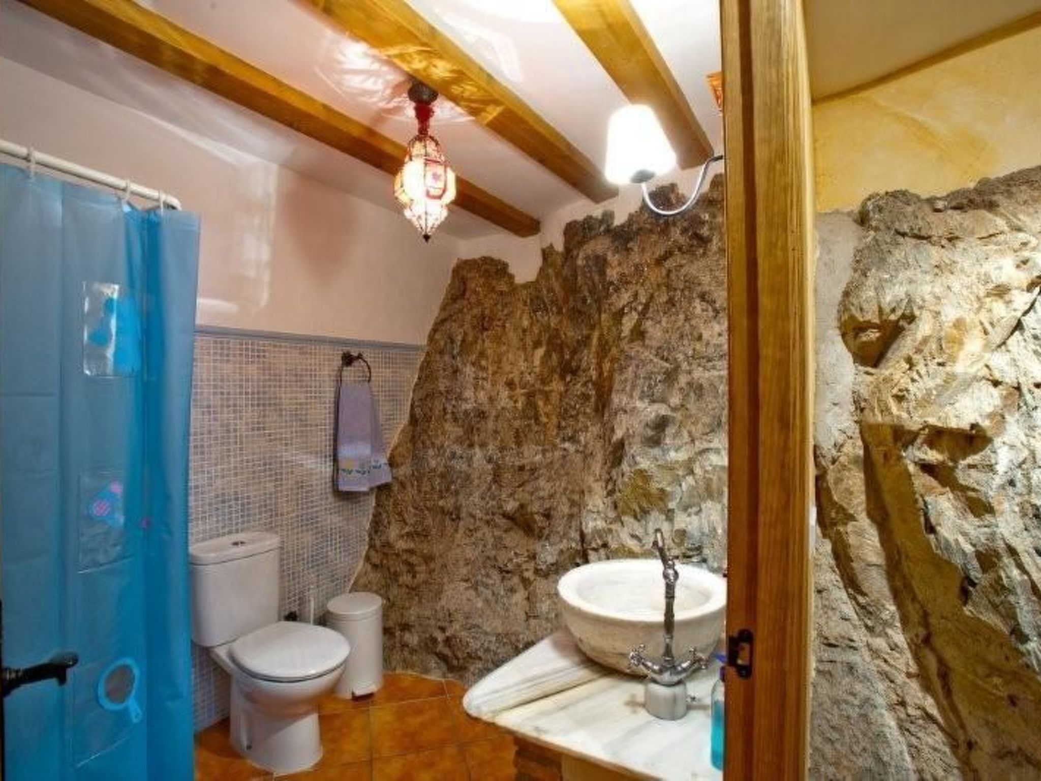 Haus mit integrierter Felswand und Jacuzzi-Image-tags.info