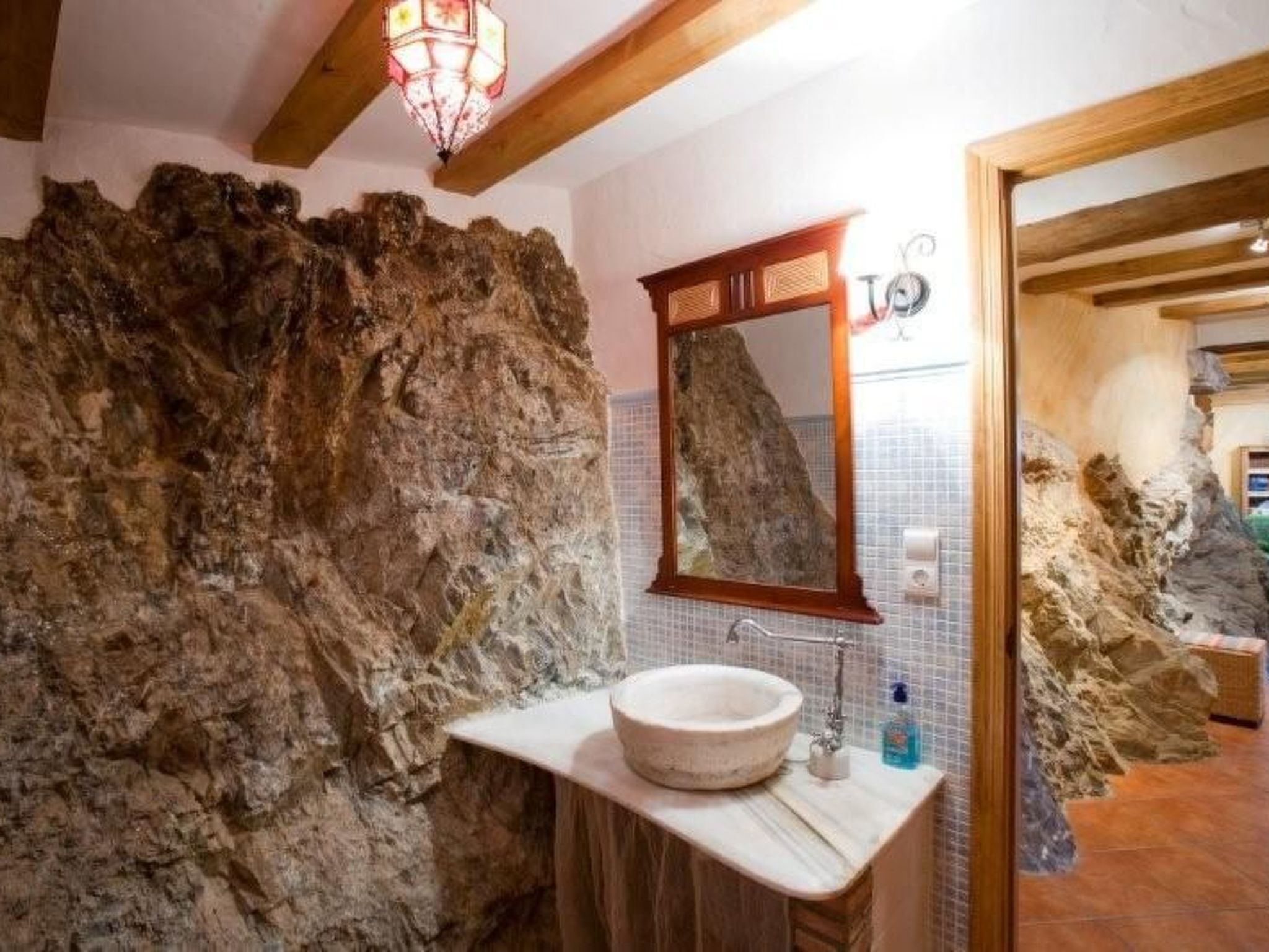 Haus mit integrierter Felswand und Jacuzzi-Image-tags.info