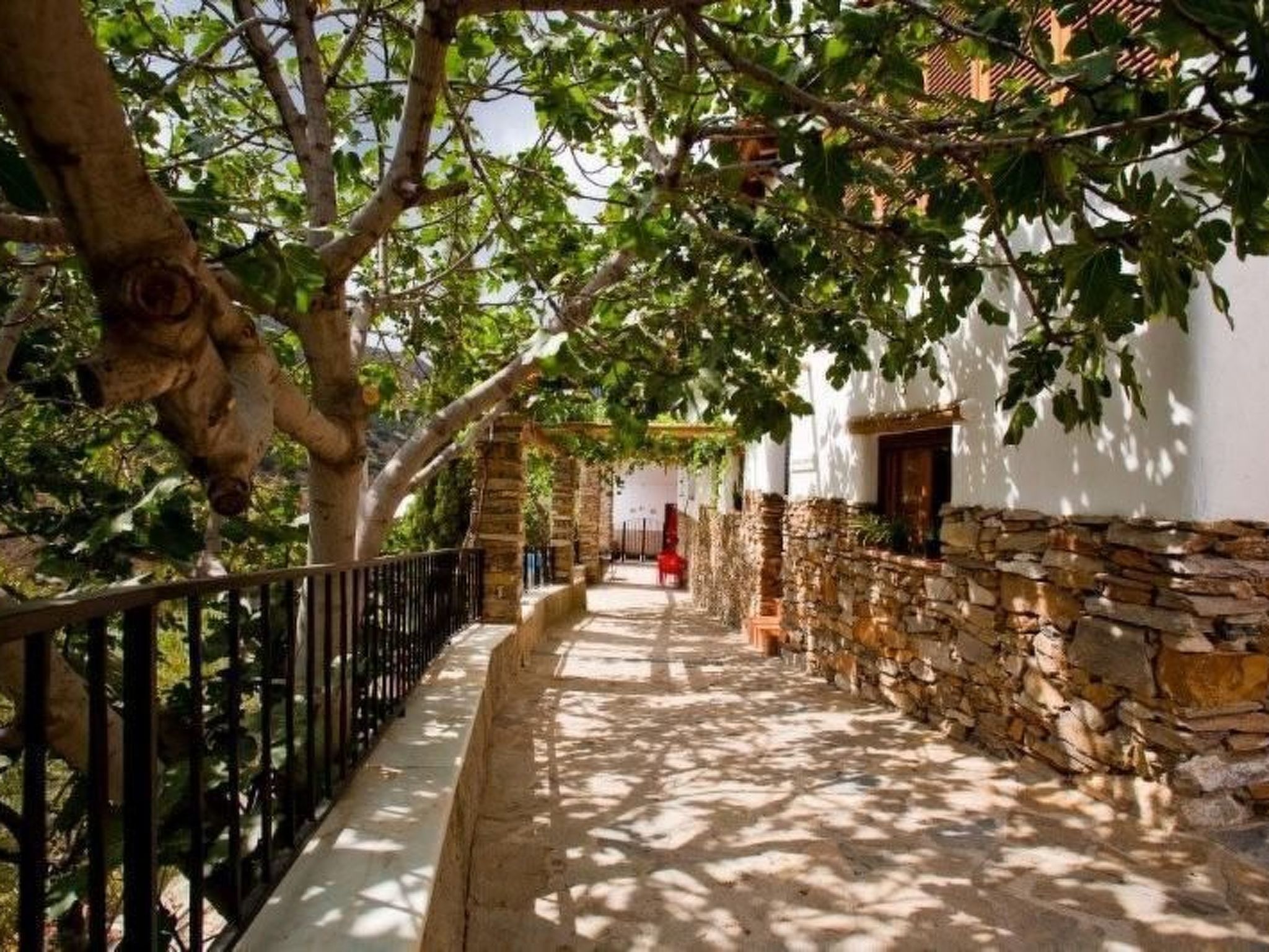 Haus mit integrierter Felswand und Jacuzzi-Image-tags.info