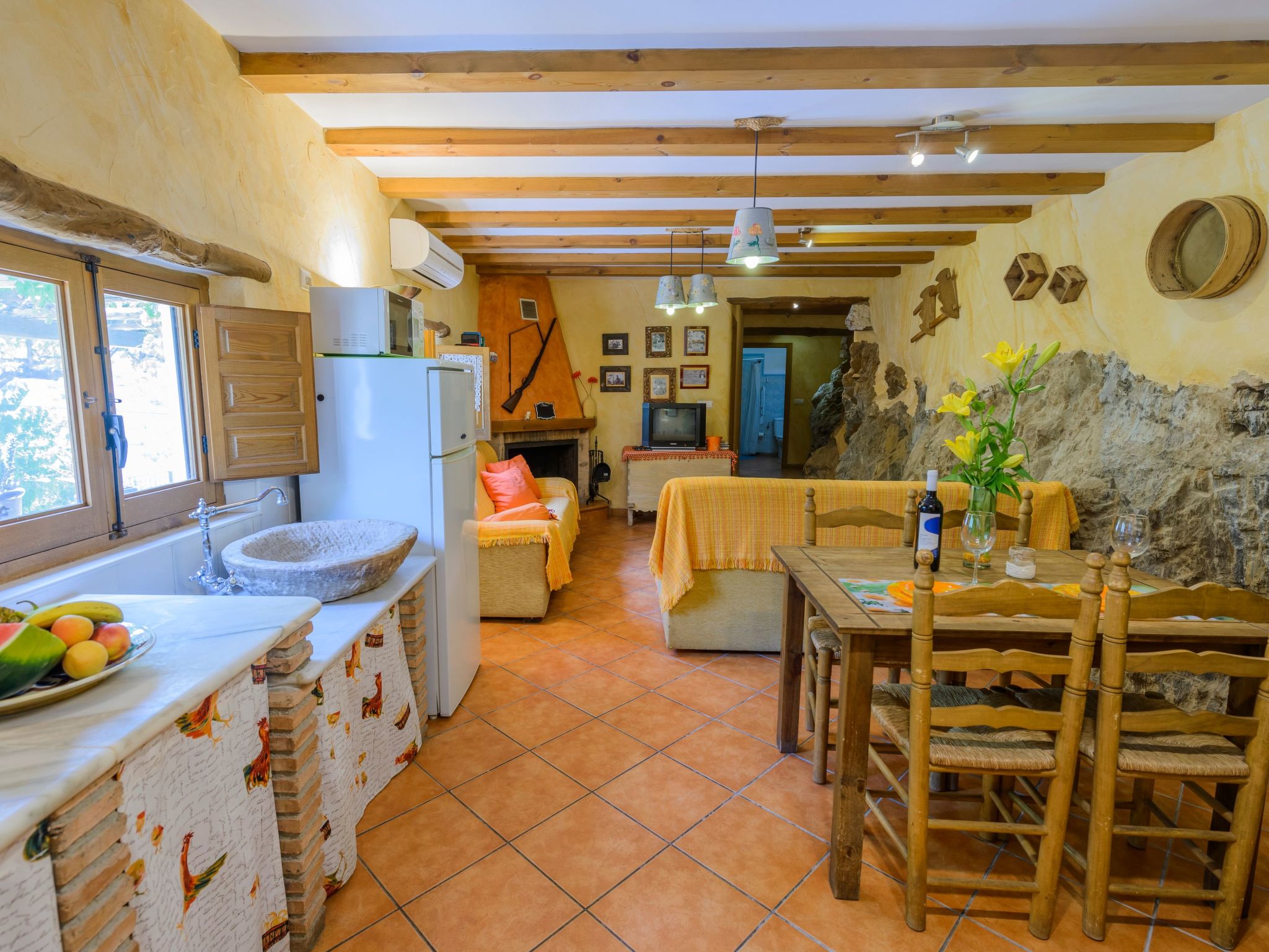 Haus mit integrierter Felswand und Jacuzzi-Image-tags.info