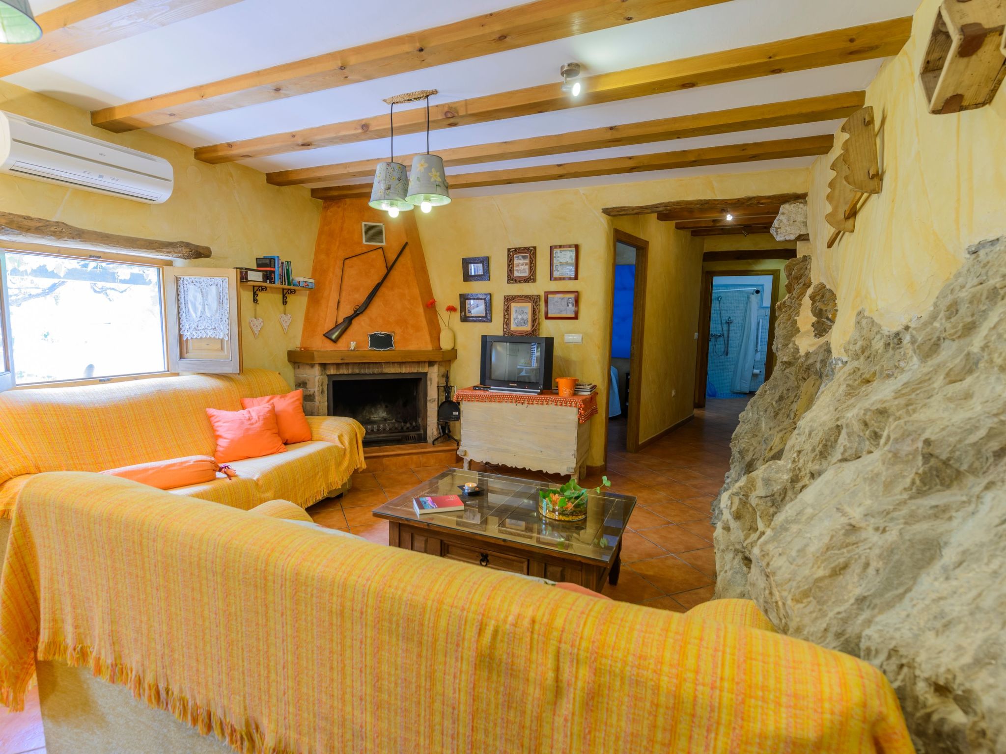 Haus mit integrierter Felswand und Jacuzzi-Image-tags.info