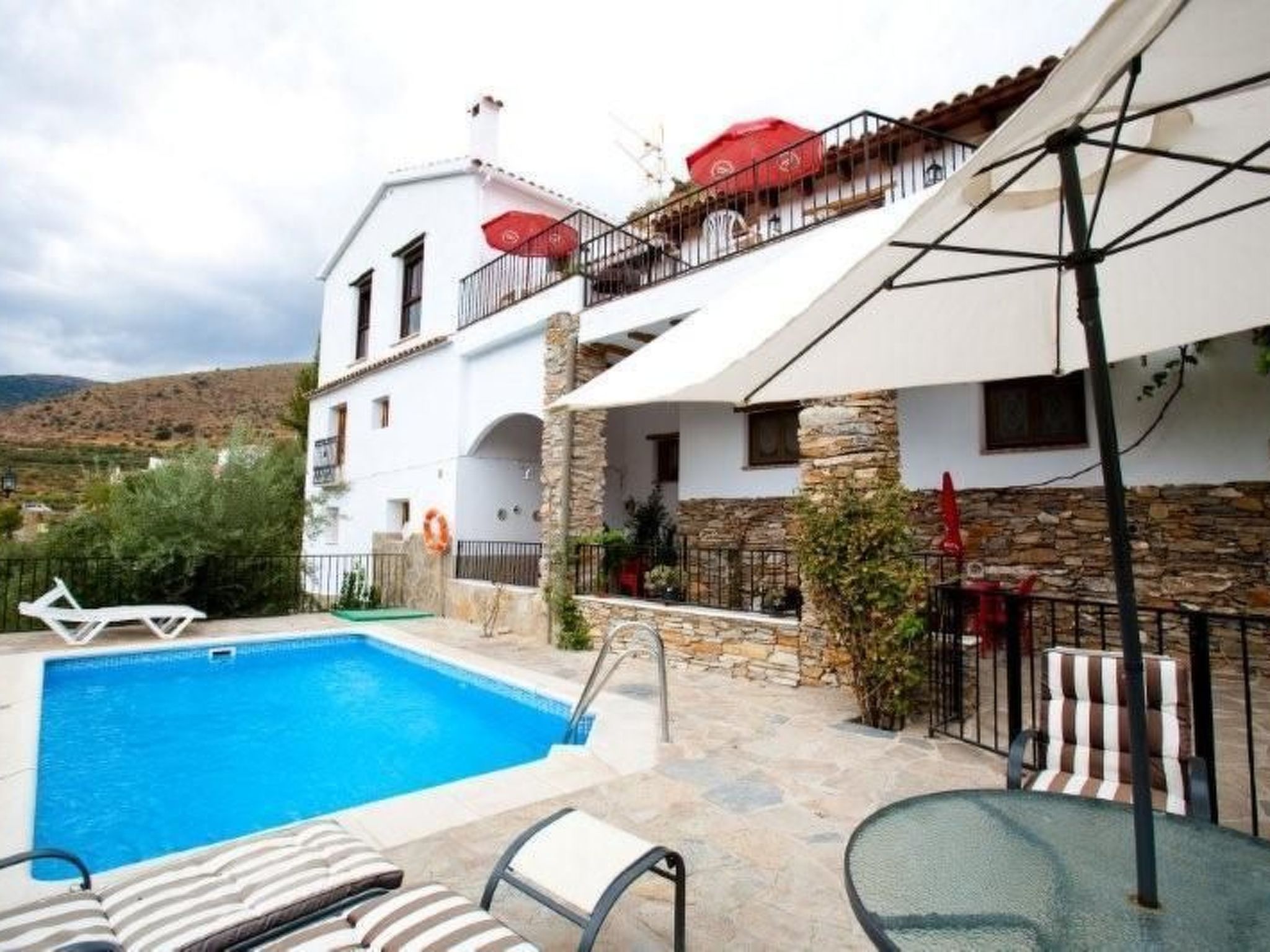 Haus mit integrierter Felswand und Jacuzzi-Image-tags.info