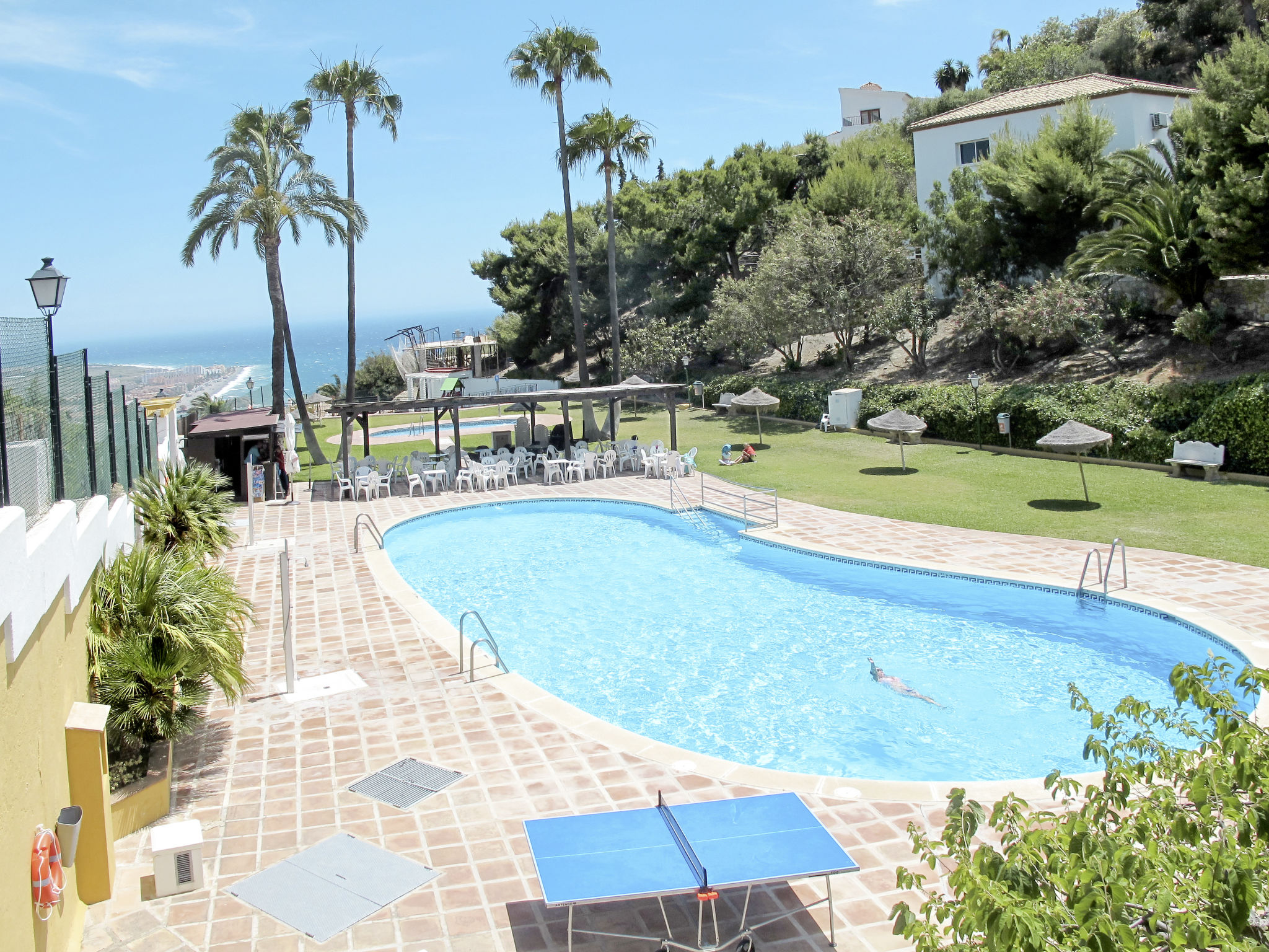 "Salz", 3-Zimmer-Wohnung 80 m2, im Erdgeschoss. Mit viel Holz eingerichtet: Wohn-/Esszimmer mit Esstisch, Sat-TV und DVD. Ausgang zur Terrasse. 1 Doppelzimmer mit 1 Doppelbett und Dusche/WC. 1 Doppelz..