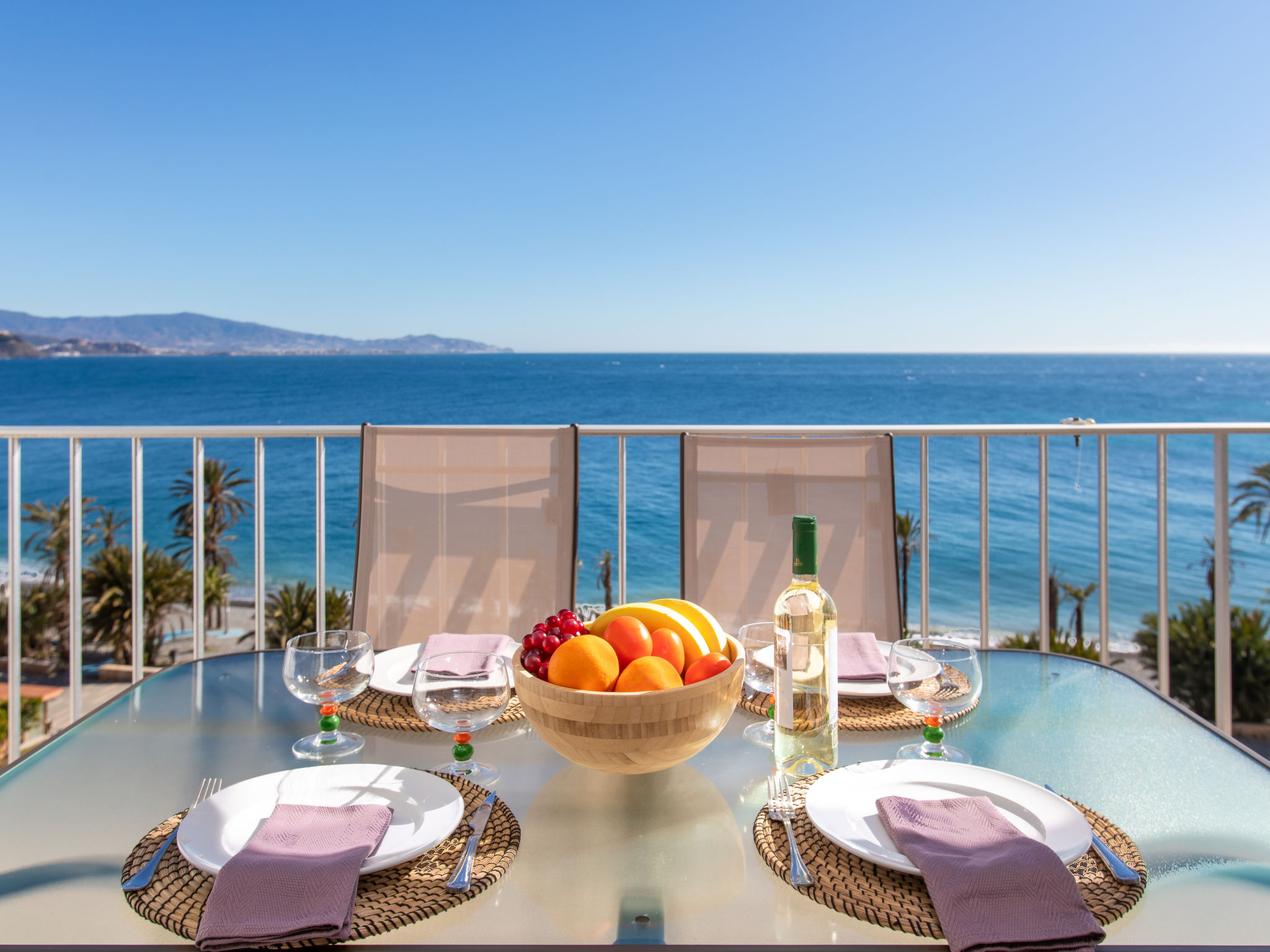 "Velilla", 3-Zimmer-Wohnung 65 m2 im 7. Stock, Südlage. Hell, einfach und zweckmässig eingerichtet: Wohn-/Esszimmer mit Digital-TV. Ausgang zur Terrasse. 1 Zimmer mit 2 Betten (90 cm, Länge 190 cm)..