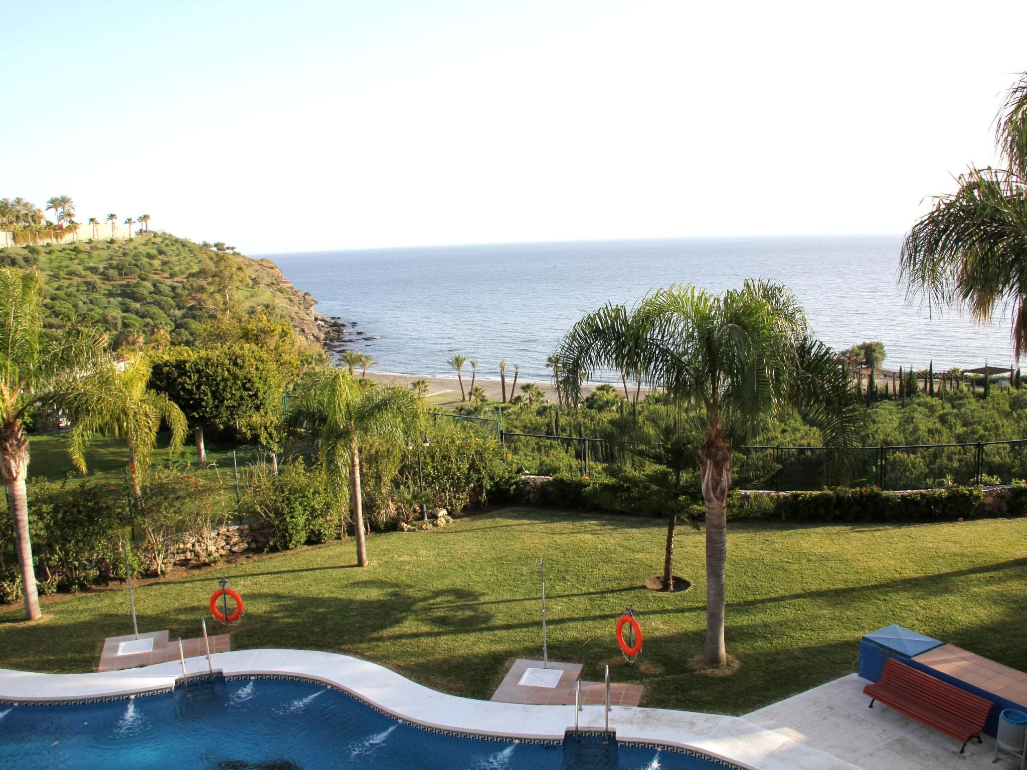 Holiday flat in a holiday complex with ocean views and a large garden. The flat offers all amenities to make your stay comfortable. The south facing apartment and temperatures which hardly drop below ..