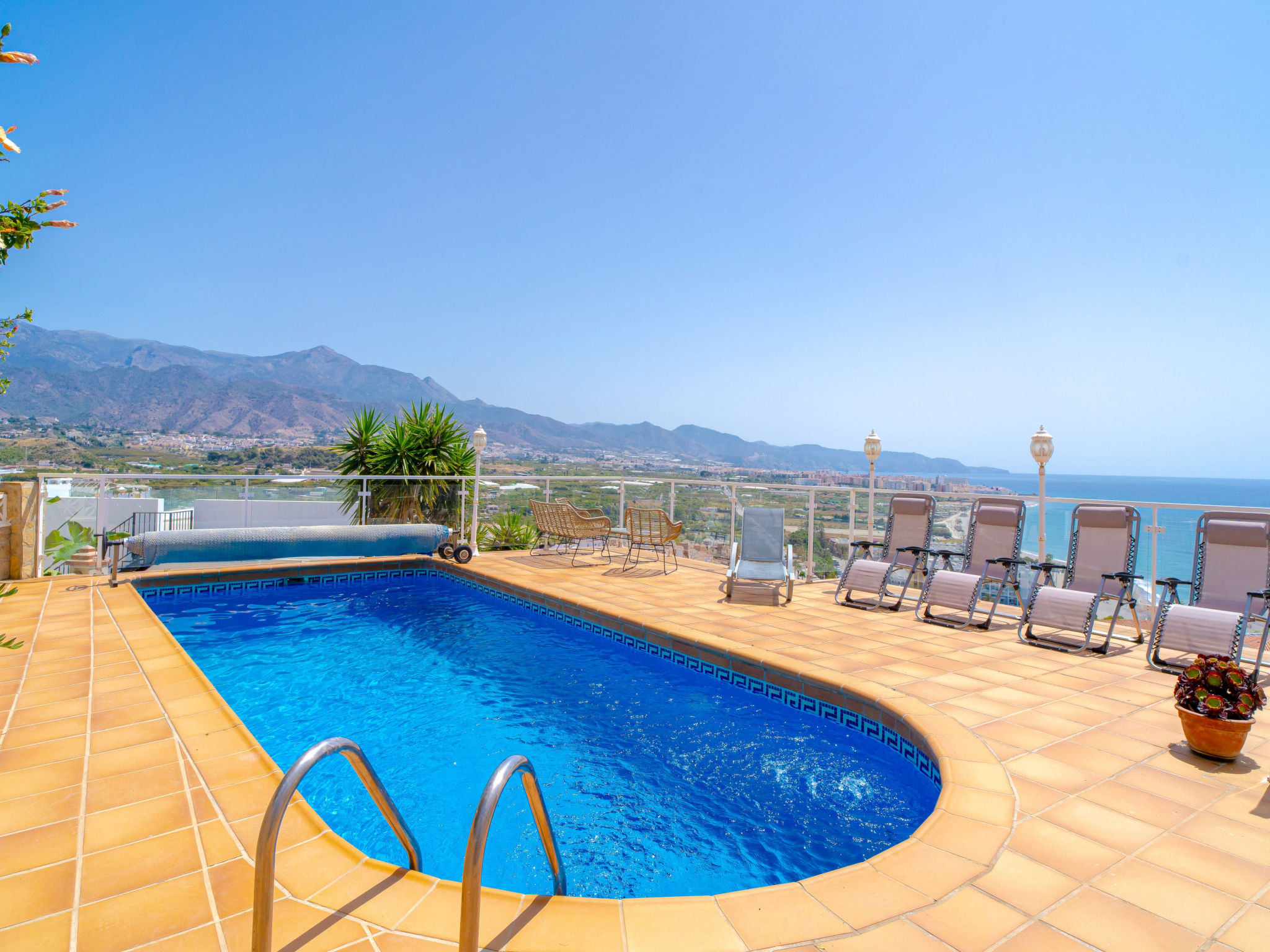 Ontdek de charme van Mirador de Punta Lara, een prachtige villa gelegen in de wijk Punta Lara, op slechts 3 kilometer ten westen van Nerja en op 400 meter van het strand. Deze spectaculaire woning bie..