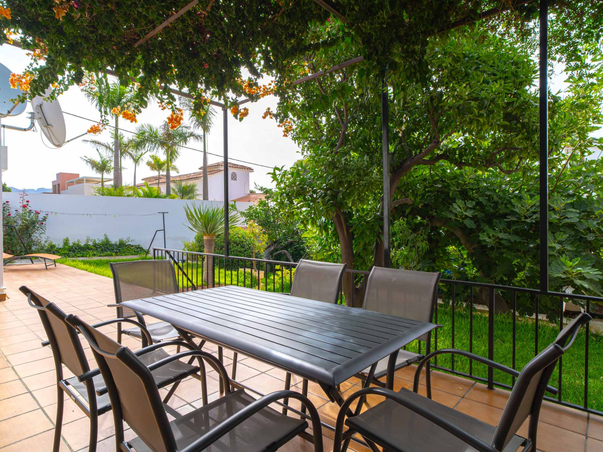 Vrijstaand en veelzijdig huis gelegen in een rustige woonwijk van Nerja. Deze ruime en comfortabele woning is verdeeld over één verdieping, waar u 3 slaapkamers vindt voor maximaal 5 personen, een b..