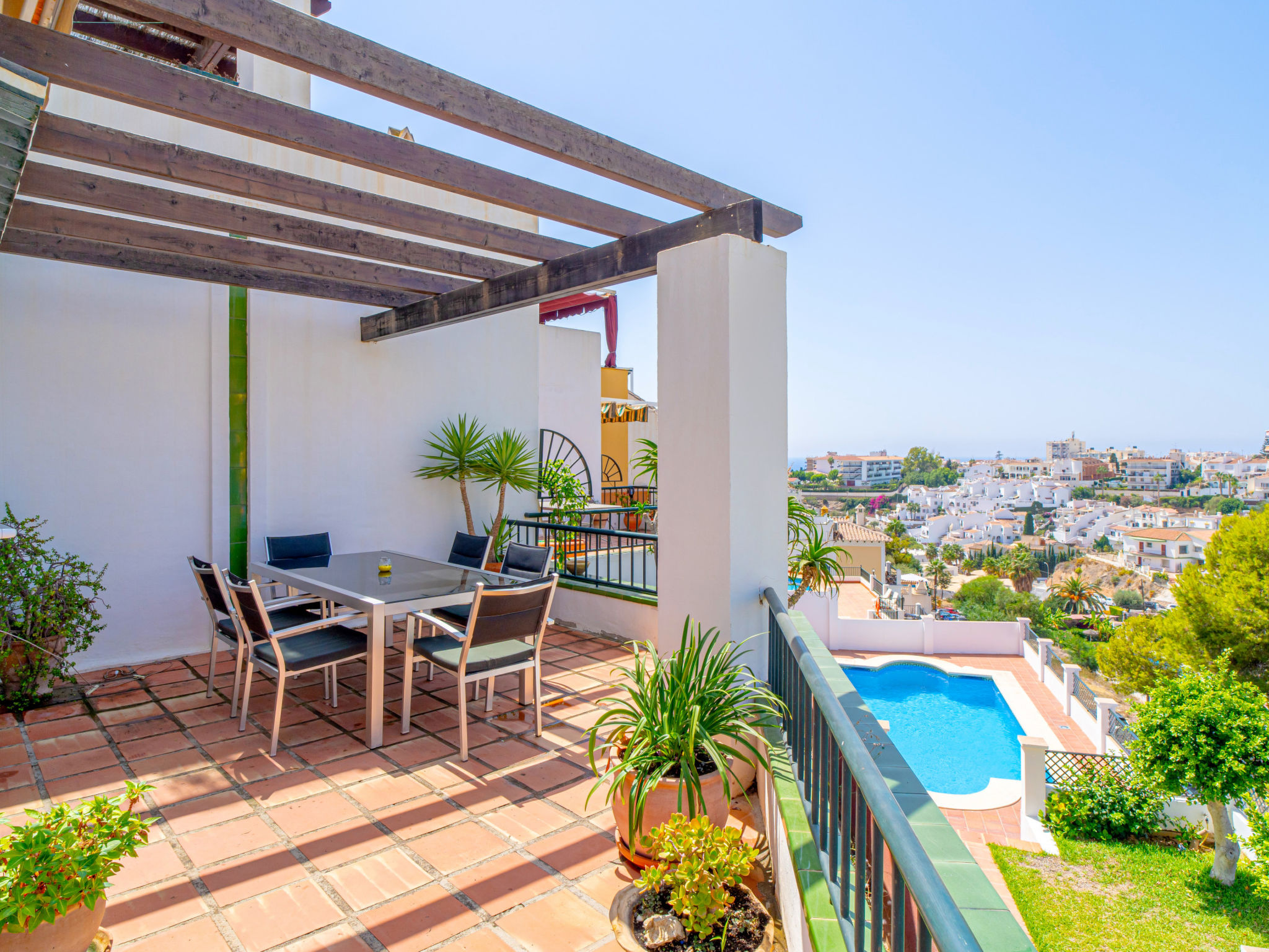 Villa prachtig uitzicht op de zee en de bergen in de populaire wijk van Playa Burriana in Nerja op 500 meter van het strand en 25 minuten lopen naar het Balcon de Europa. De Select urbanisatie met sle..